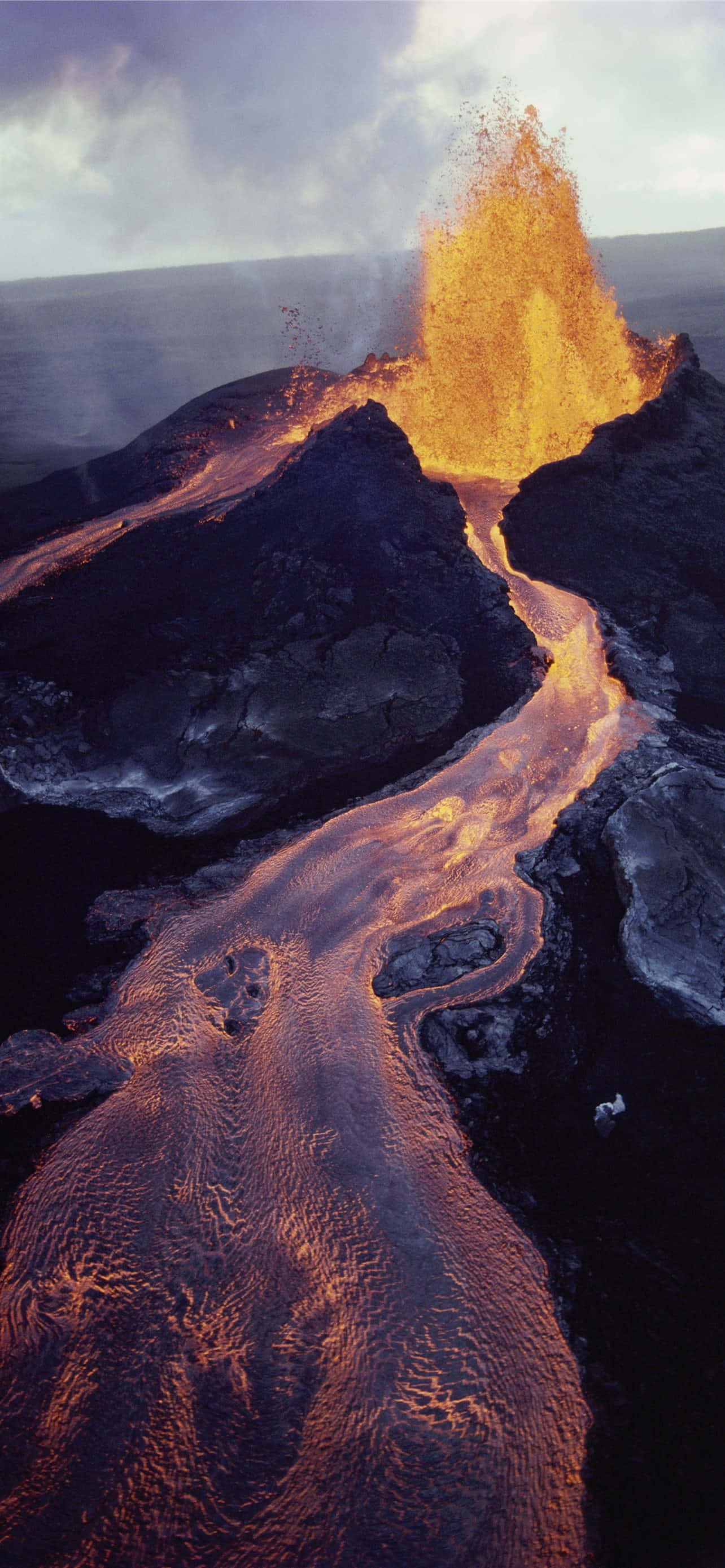 La impresionante belleza de una erupción volcánica en el Parque Nacional de los Volcanes de Hawái. Fondos de pantalla