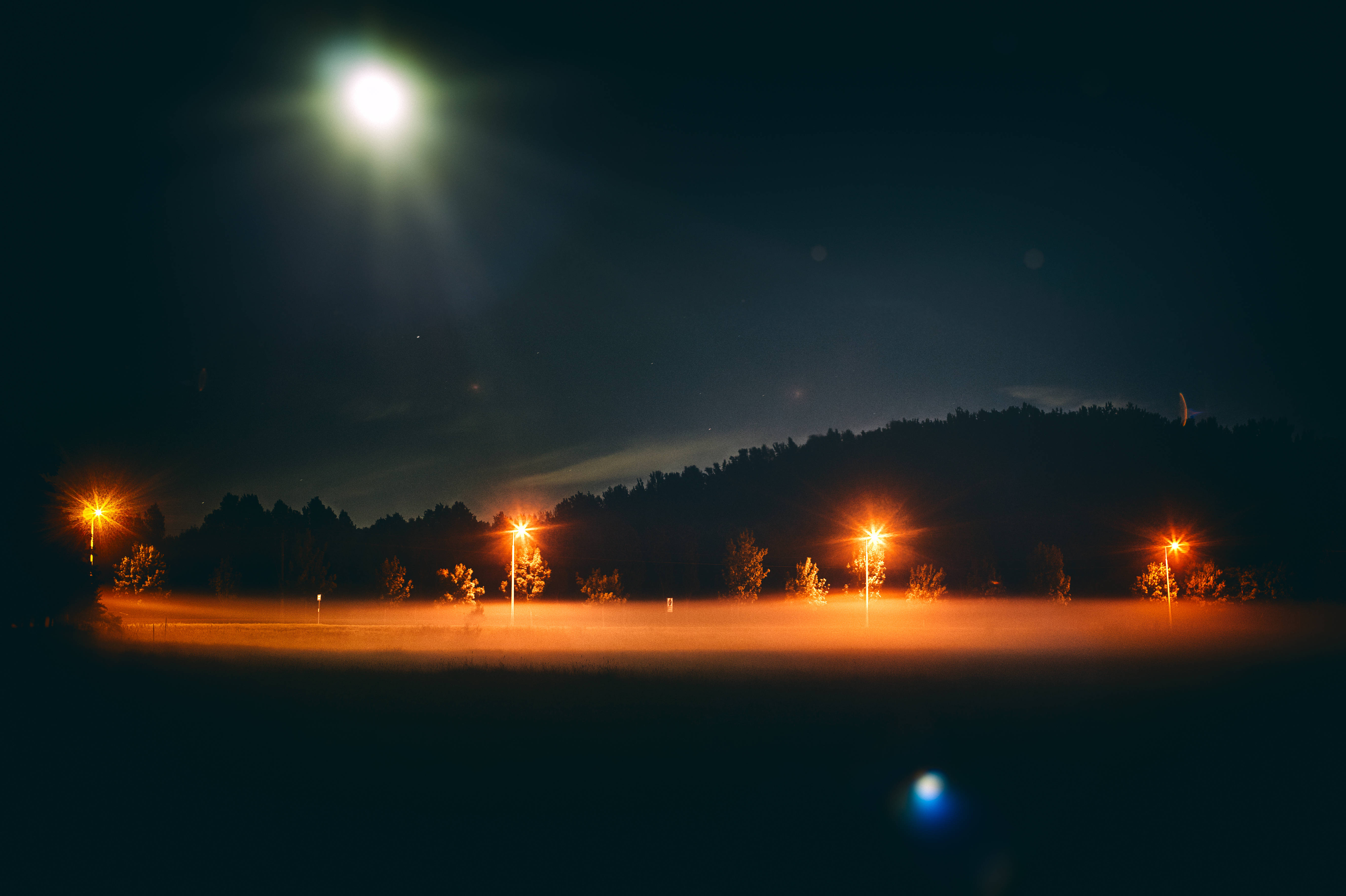 La luna ilumina una noche de niebla Fondos de pantalla