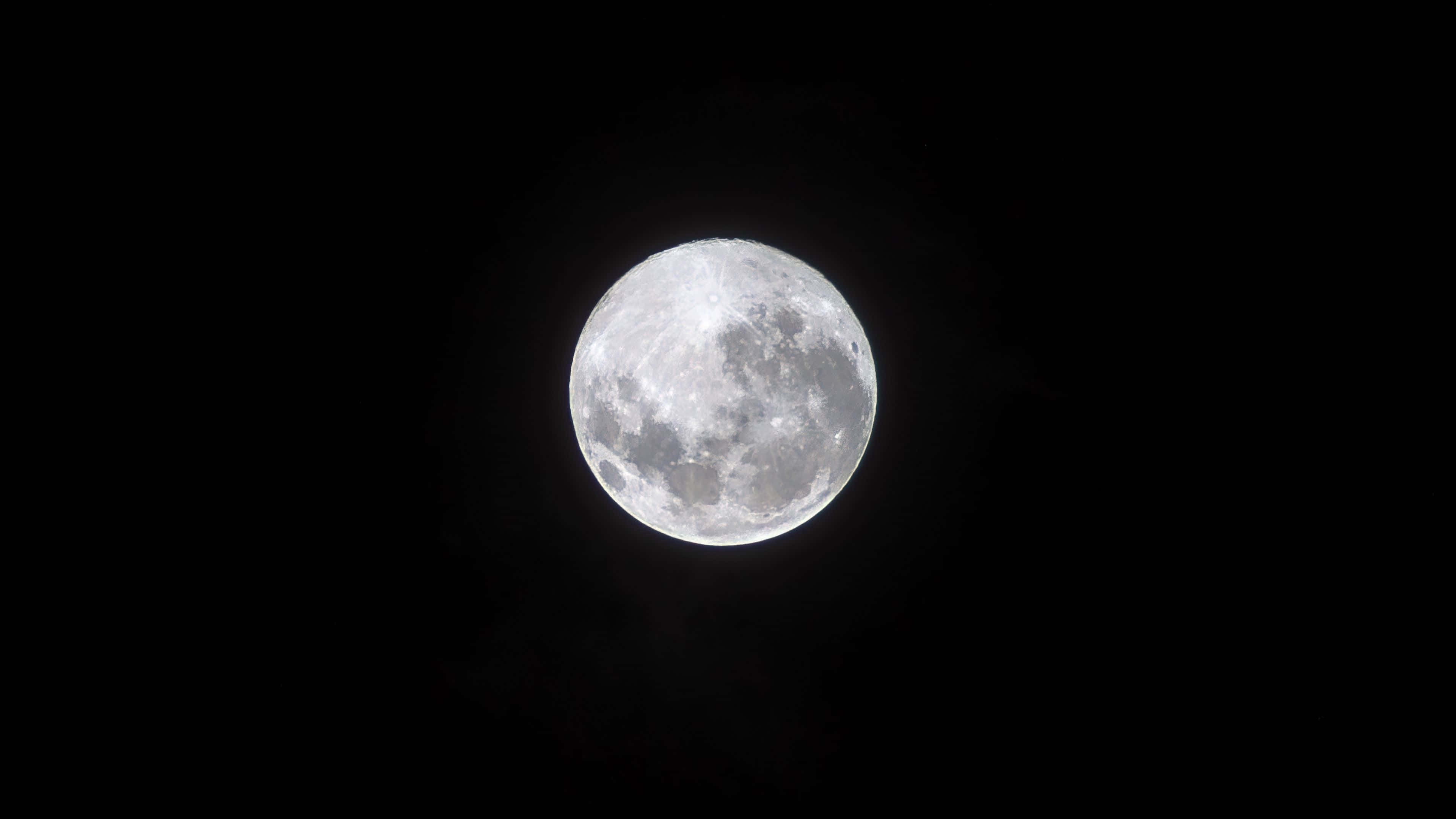 la luna se ve en el cielo oscuro Fondos de pantalla