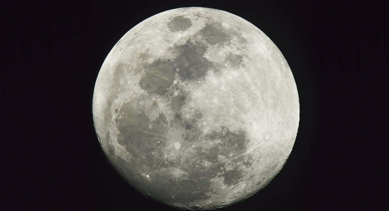 la luna se ve en el cielo oscuro Fondos de pantalla