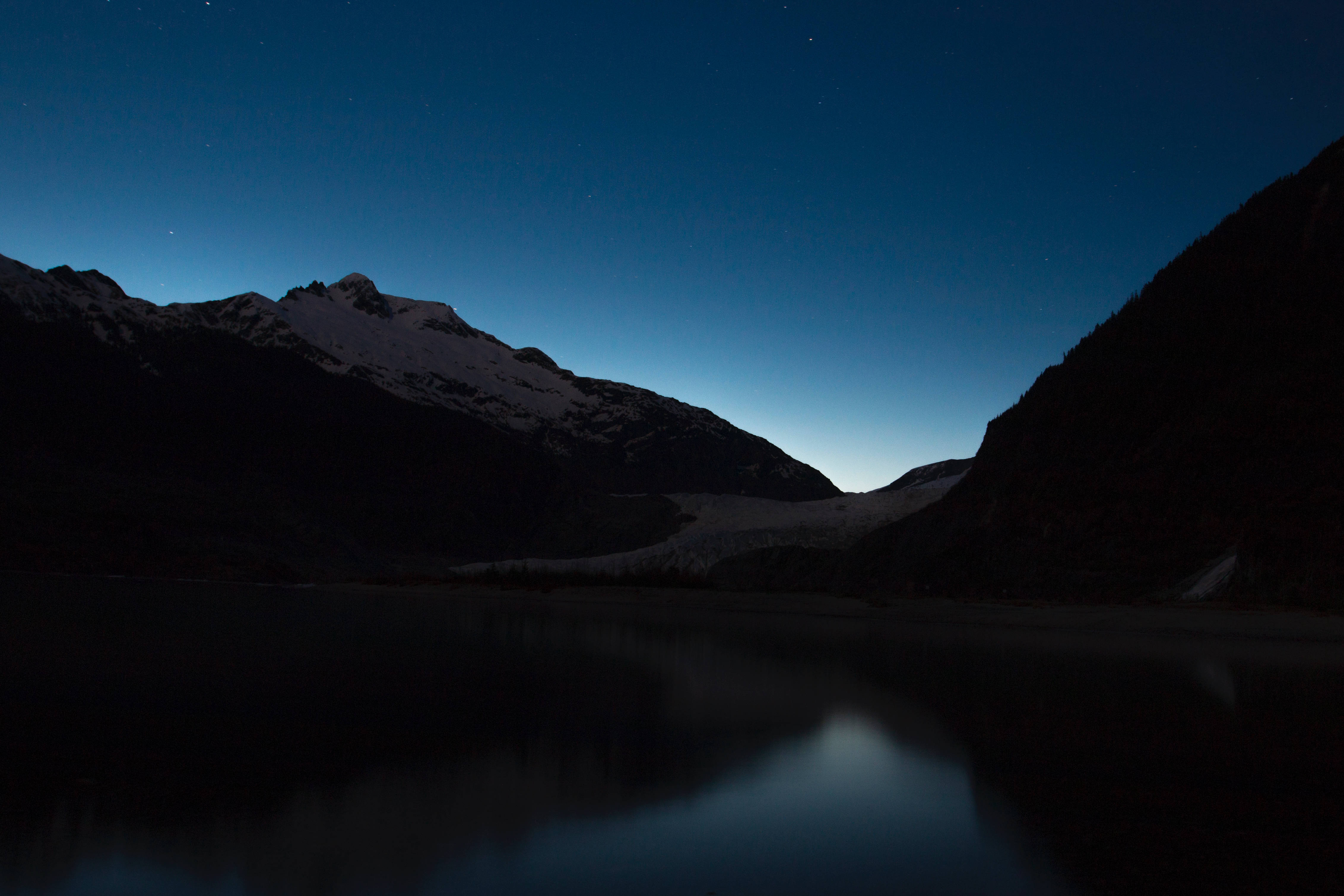 La majestuosidad y belleza de un lago de montaña alimentado por un glaciar Fondos de pantalla