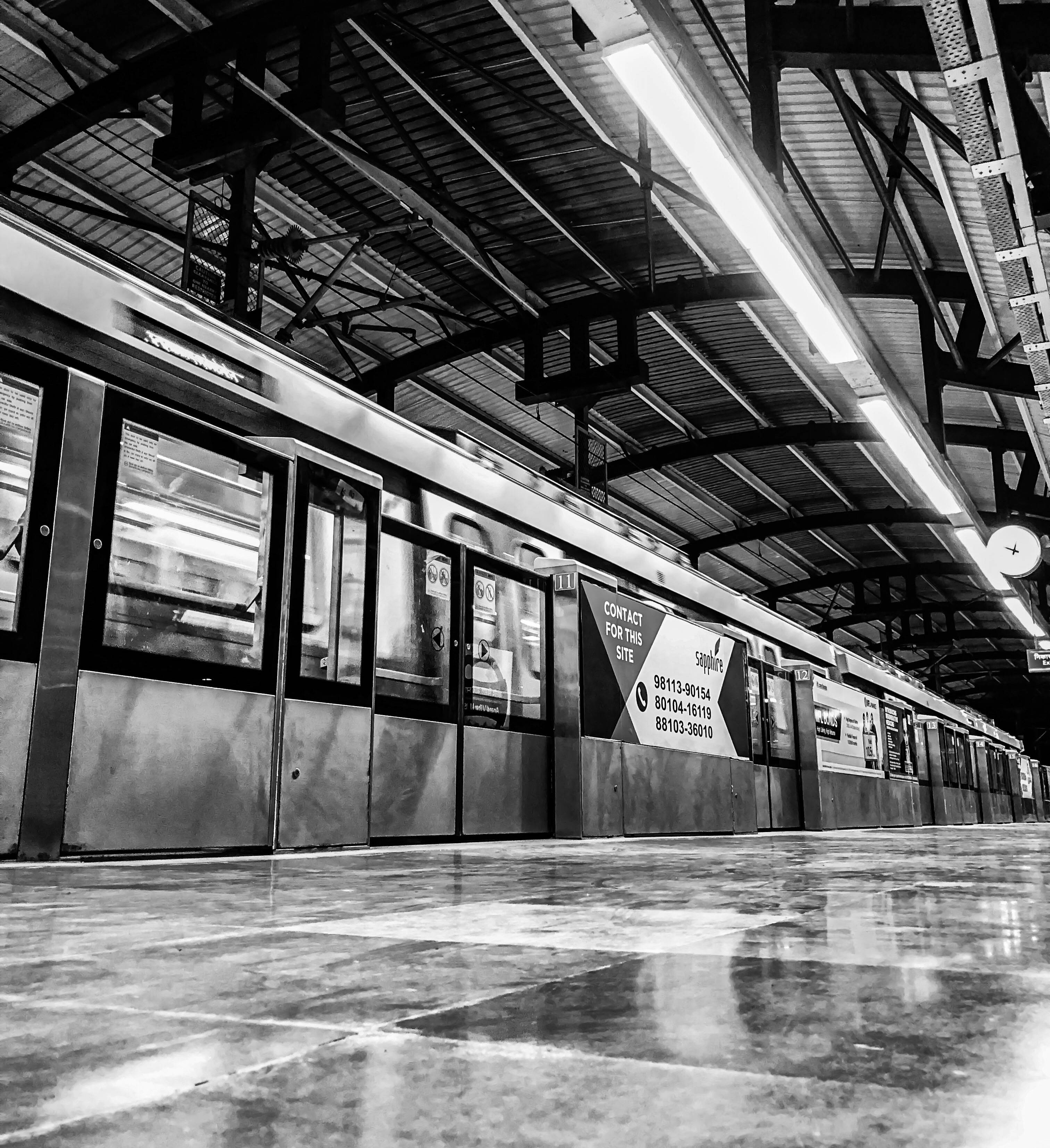 La nostalgia del viaje en tren en escala de grises Fondos de pantalla