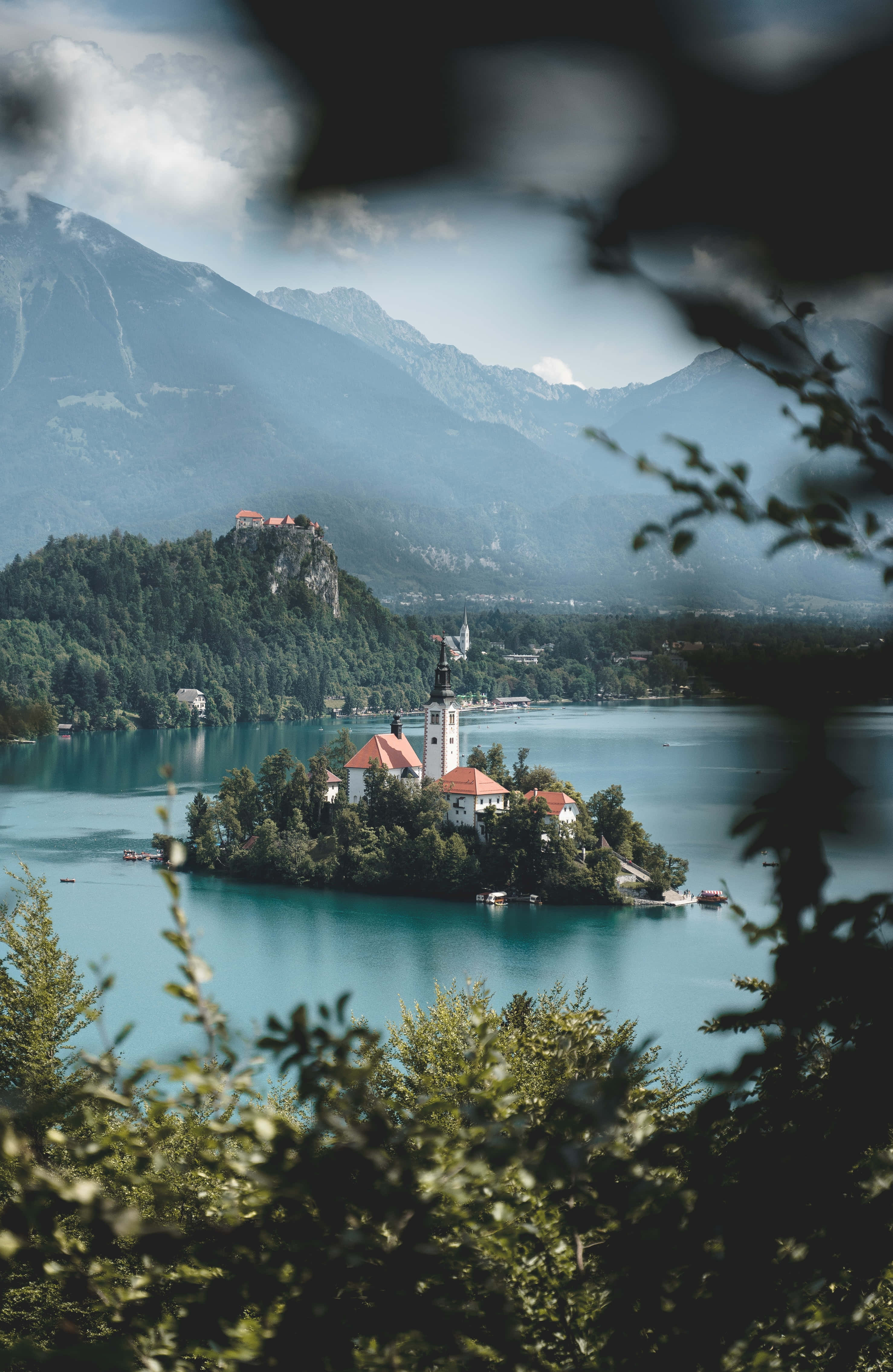 Lago Bled visto desde su bosque oriental Fondos de pantalla