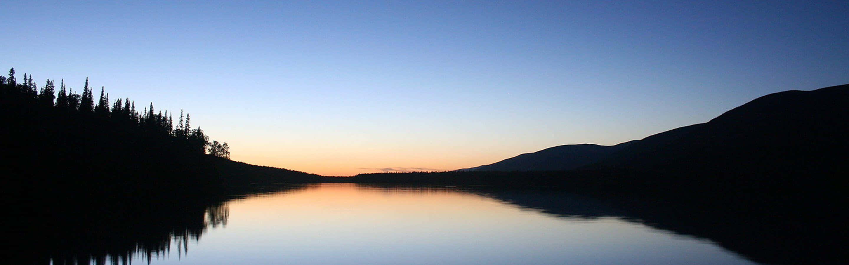 Lago Tranquilo al Atardecer en Múltiples Monitores Fondos de pantalla