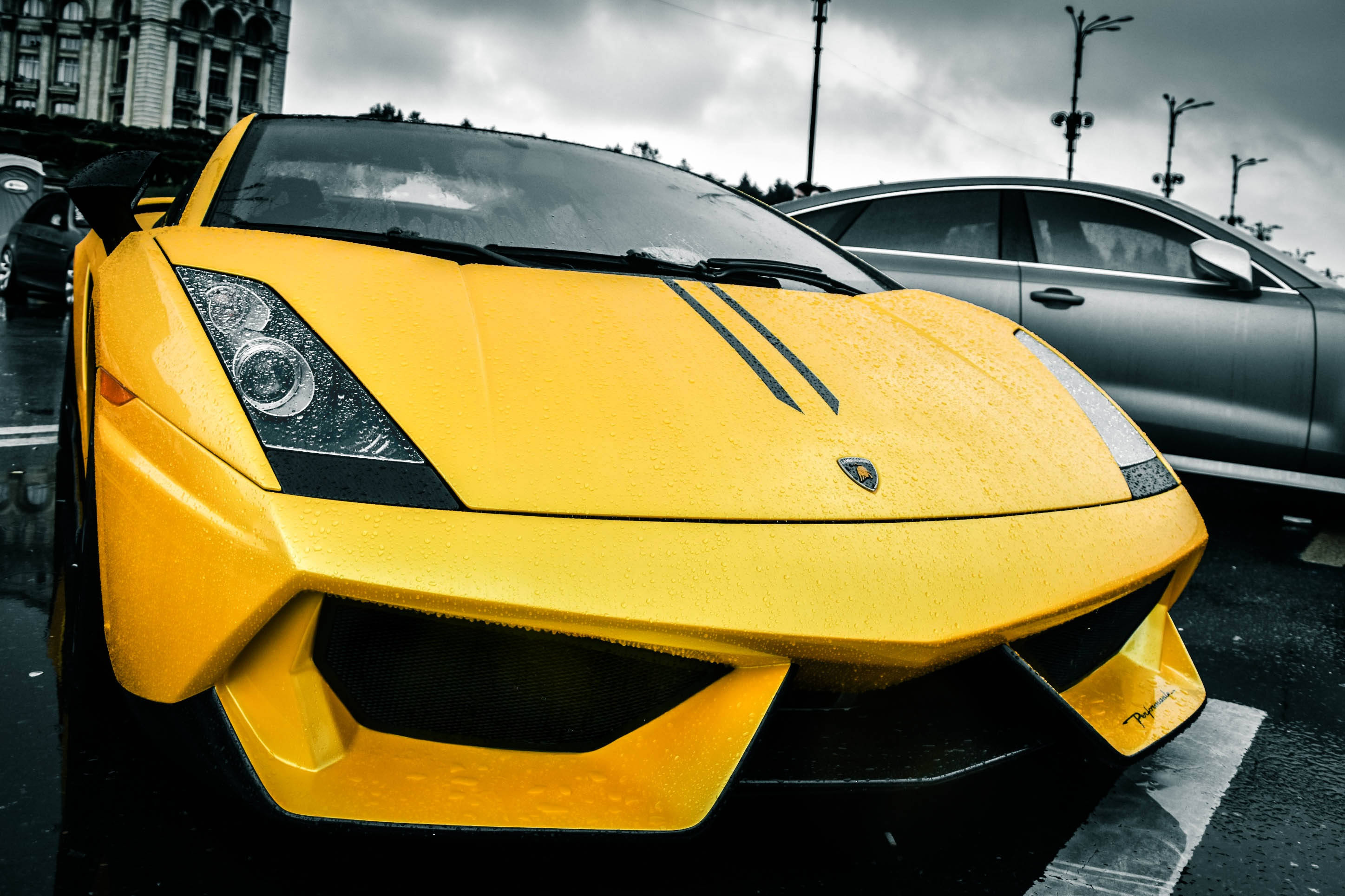 Lamborghini Gallardo amarillo impactante en un día lluvioso Fondos de pantalla