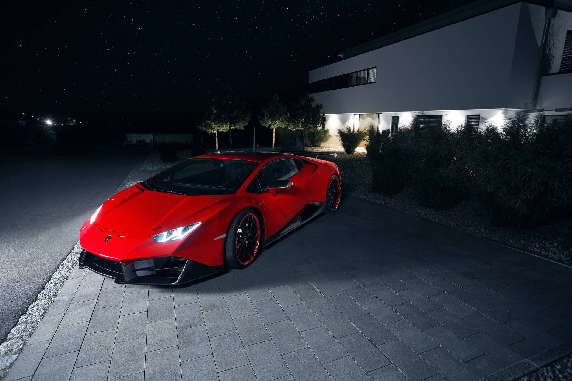 Fondo de pantalla del Lamborghini Huracán rojo de noche.