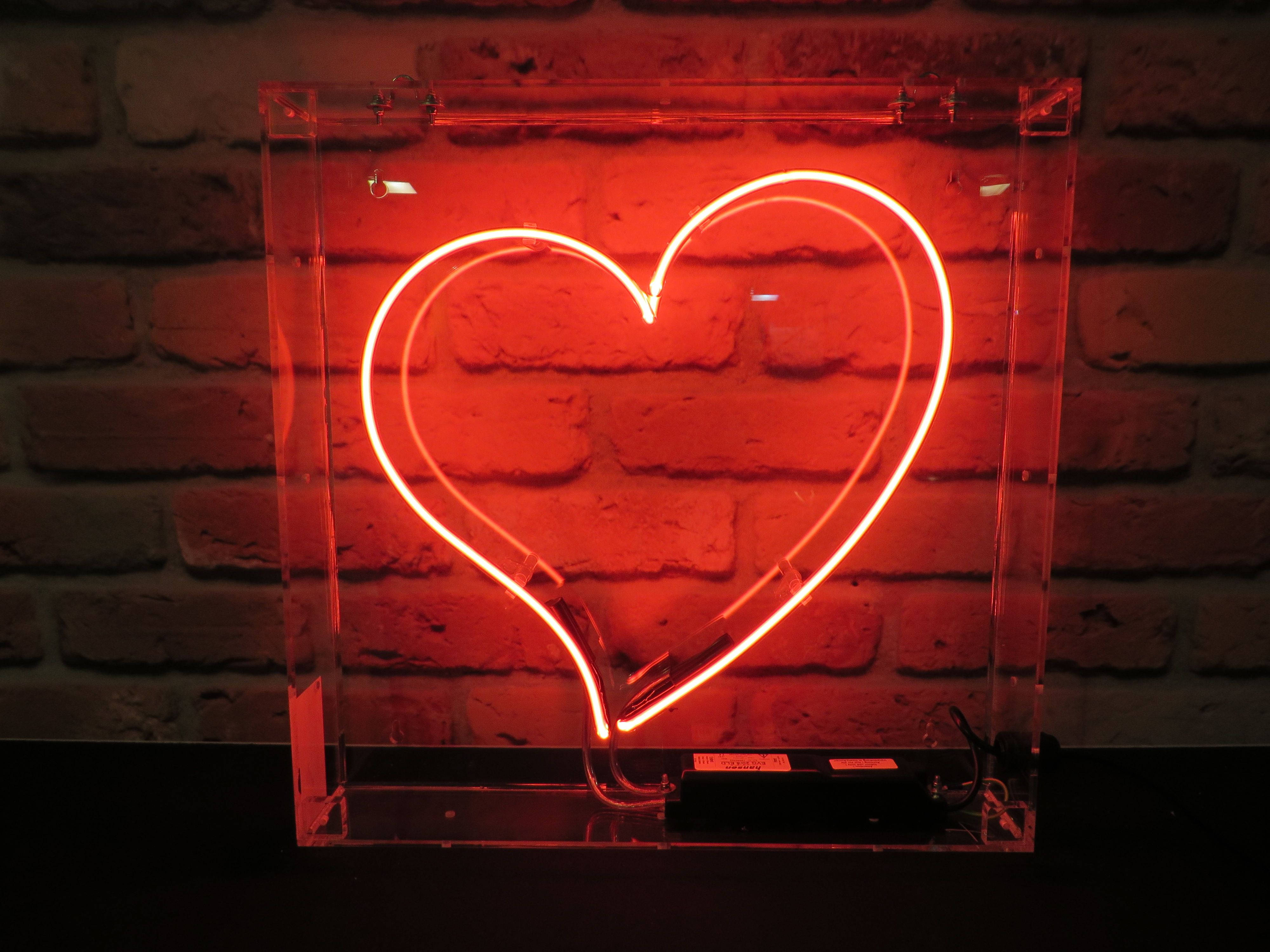 Lámpara de corazón neón rojo estético Fondos de pantalla