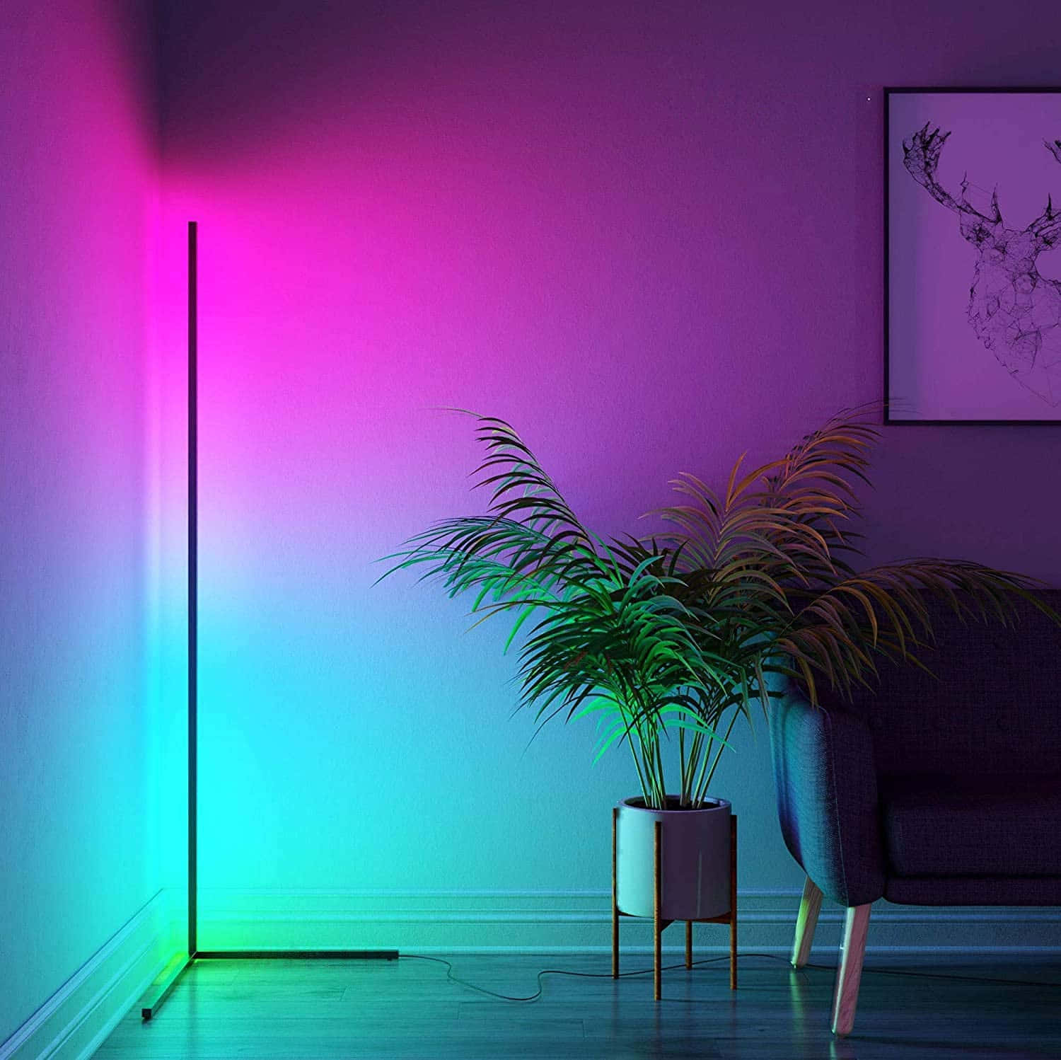 Lámpara de pie colorida en una sala con sofá Fondos de pantalla