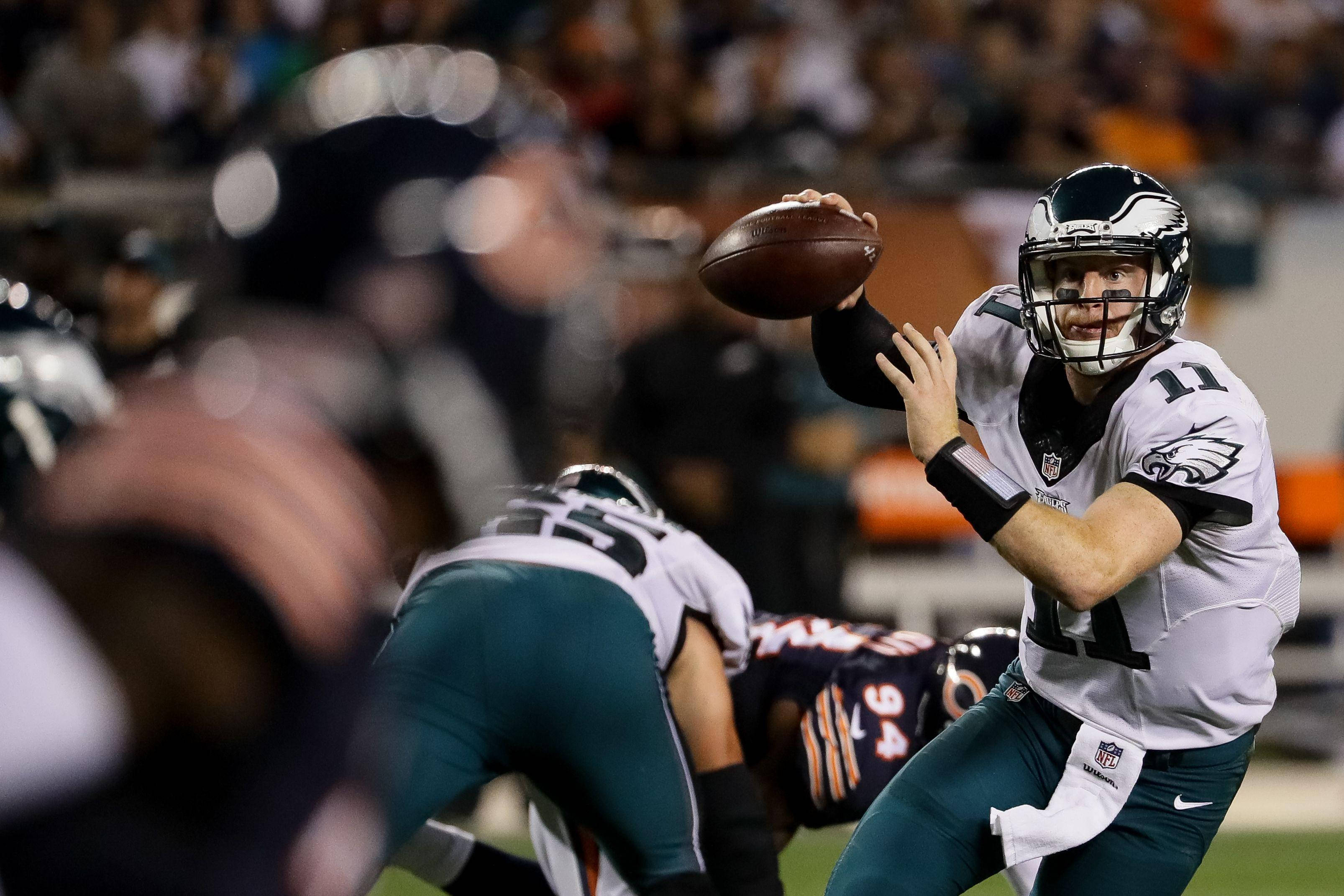 Lanzamiento de fútbol de Carson Wentz Fondos de pantalla
