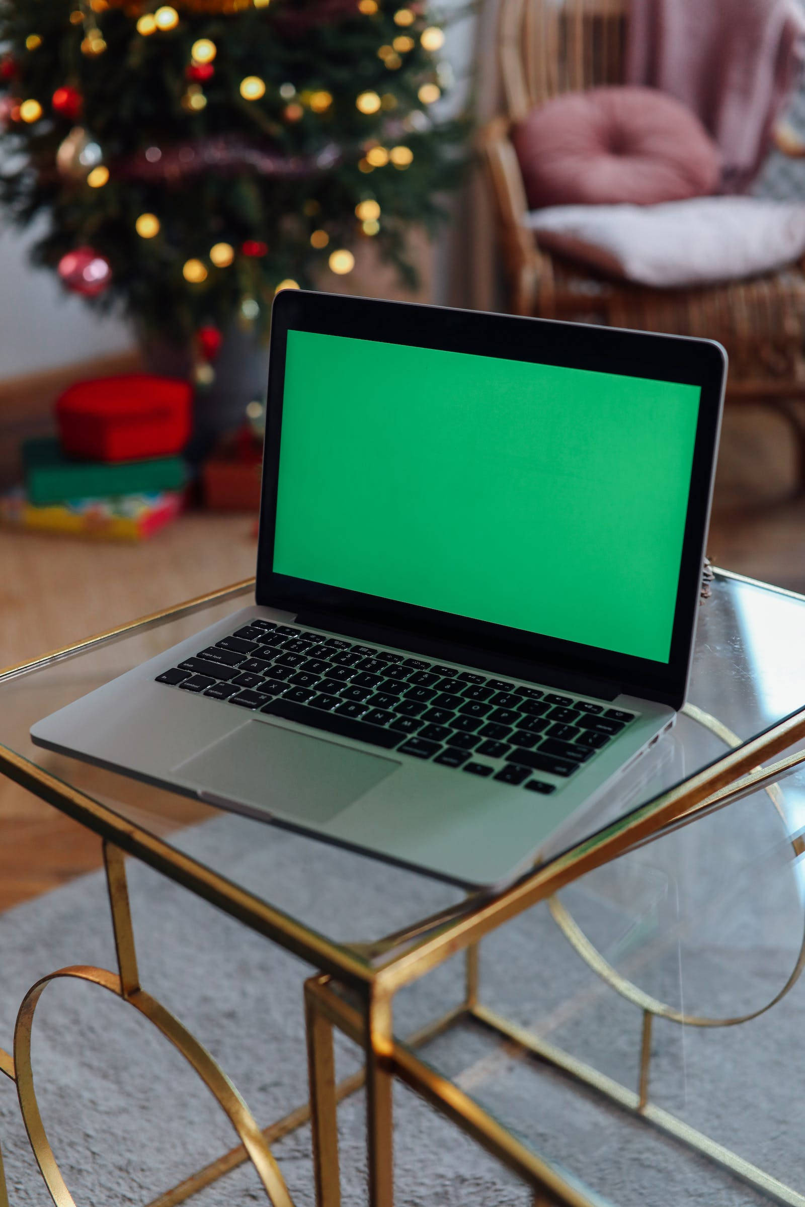 Laptop con Pantalla Verde sobre una Mesa Fondos de pantalla