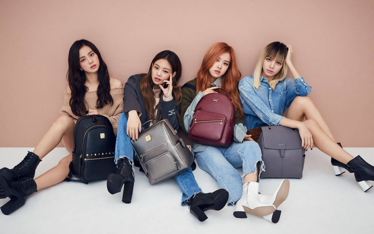 Fondo de pantalla de integrantes de Blackpink con mochilas sobre pared beige