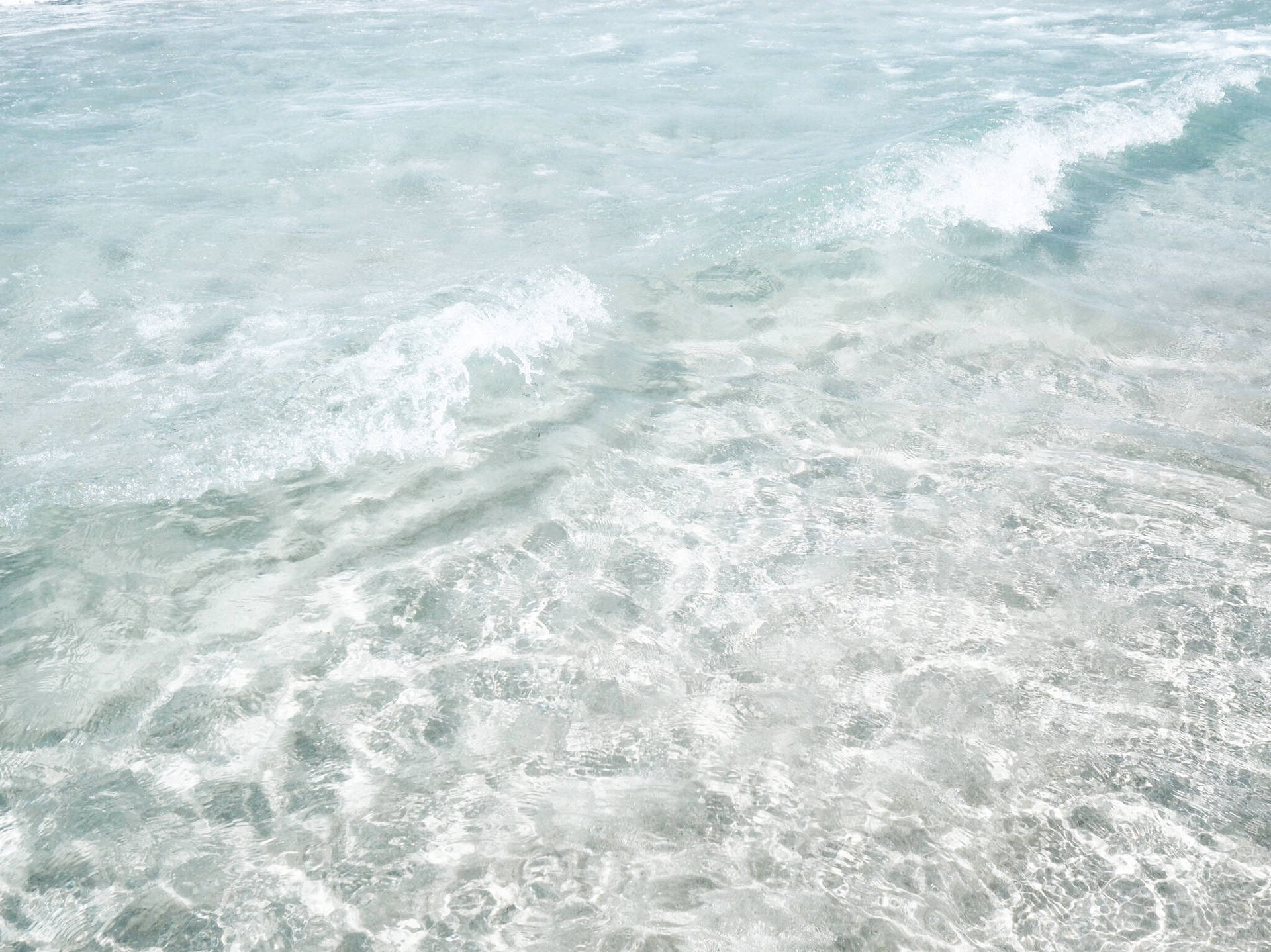 Un fondo de pantalla de agua de mar clara
