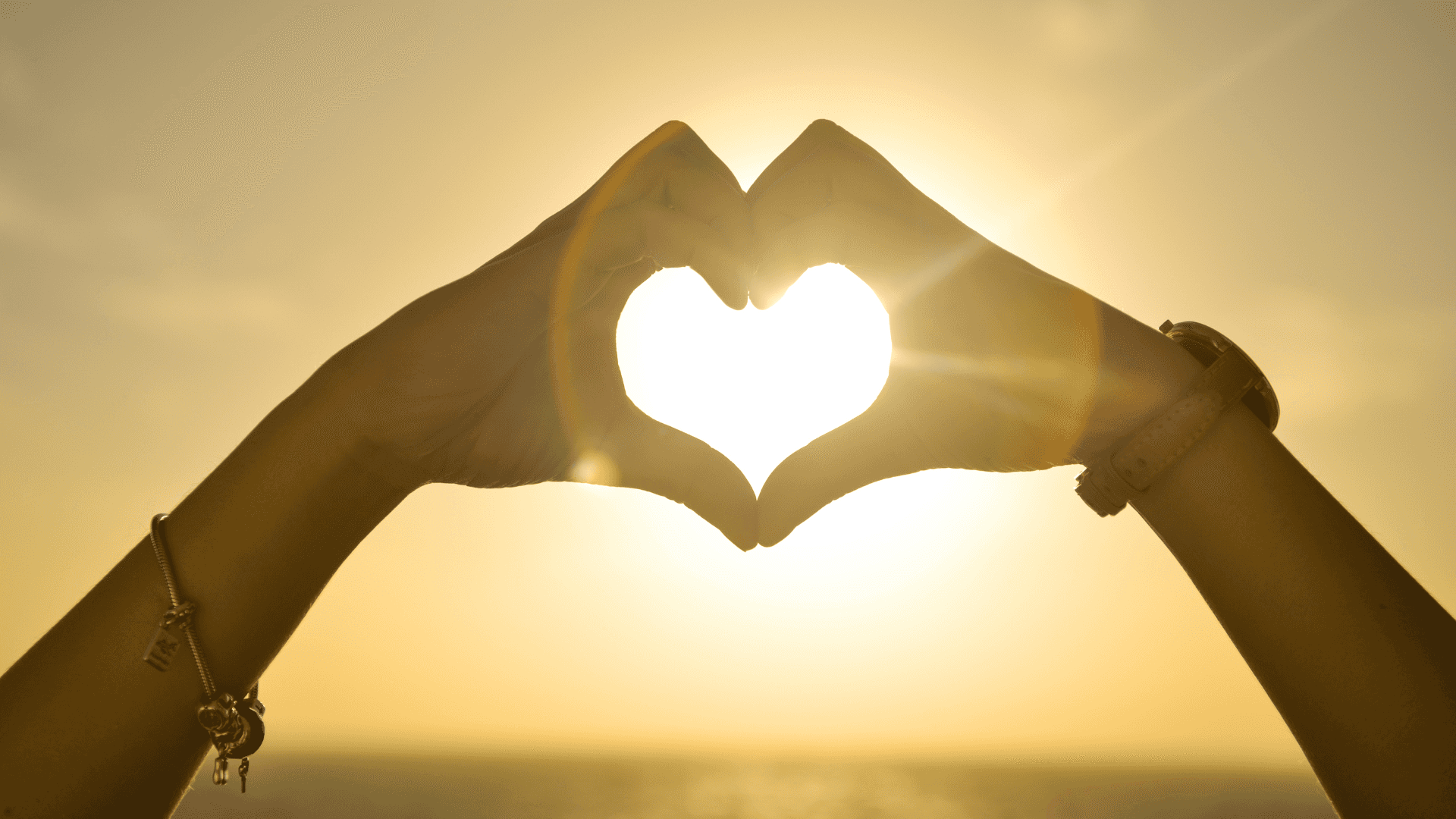 Las manos de una mujer formando un corazón Fondos de pantalla
