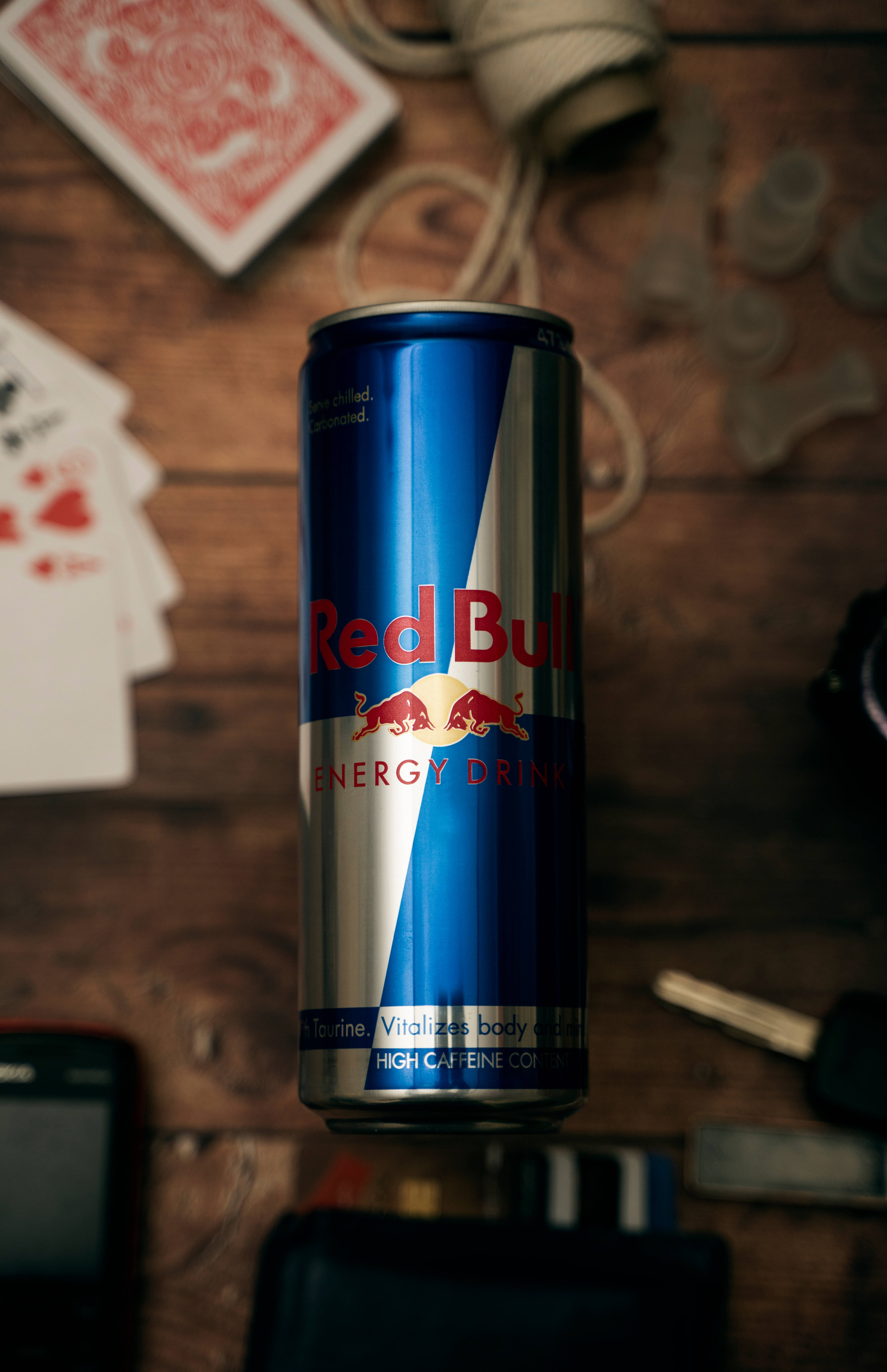 Lata de Red Bull con Mesa de Cartas Fondos de pantalla