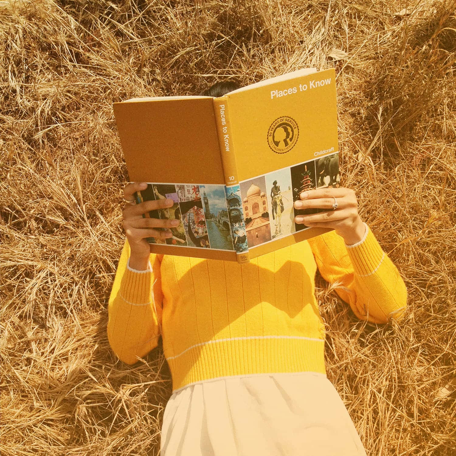 Lectura de libro con estética amarilla Fondos de pantalla