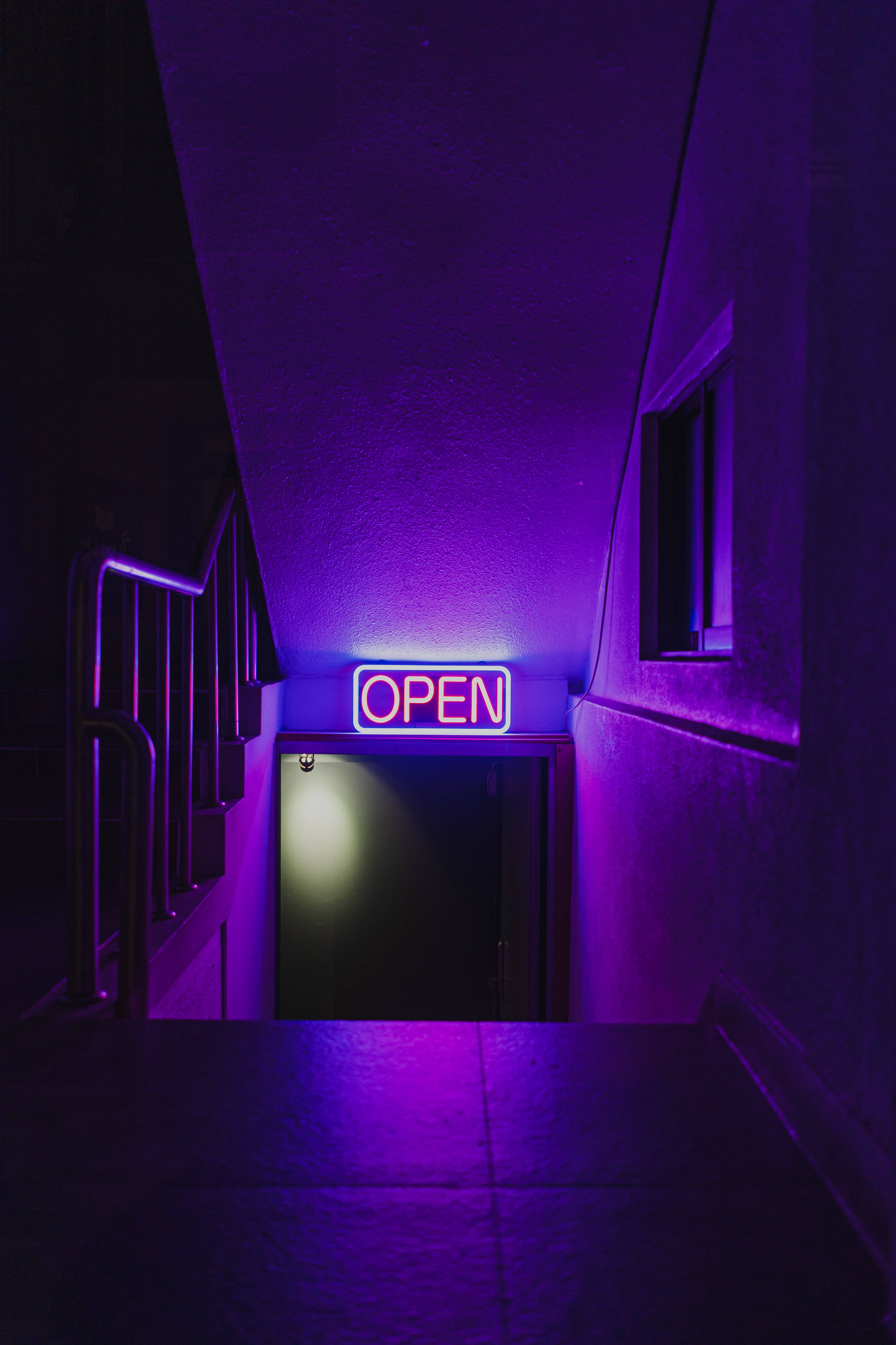 Letrero abierto de neón púrpura oscuro Fondos de pantalla