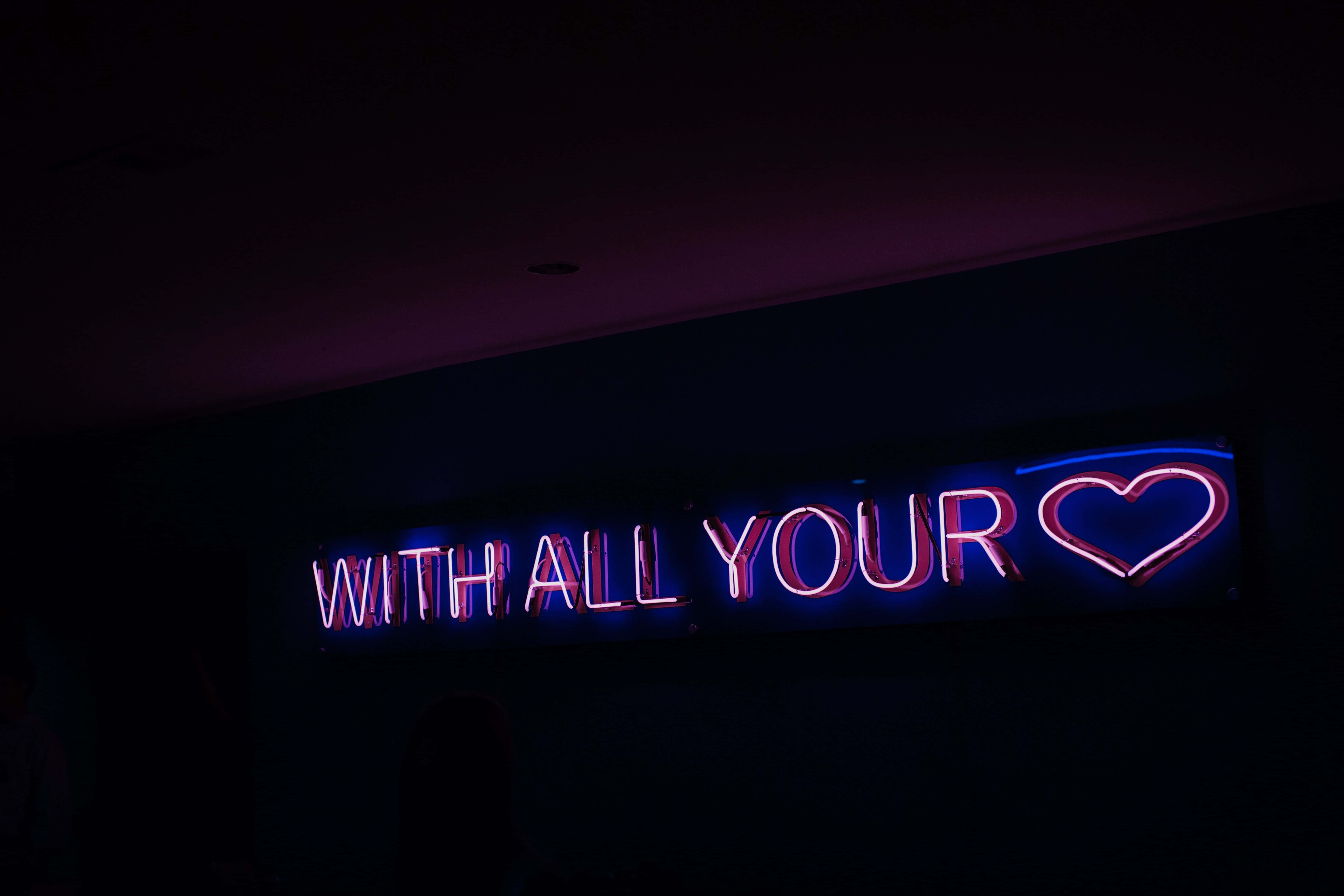 Letrero de corazón neón morado Fondos de pantalla