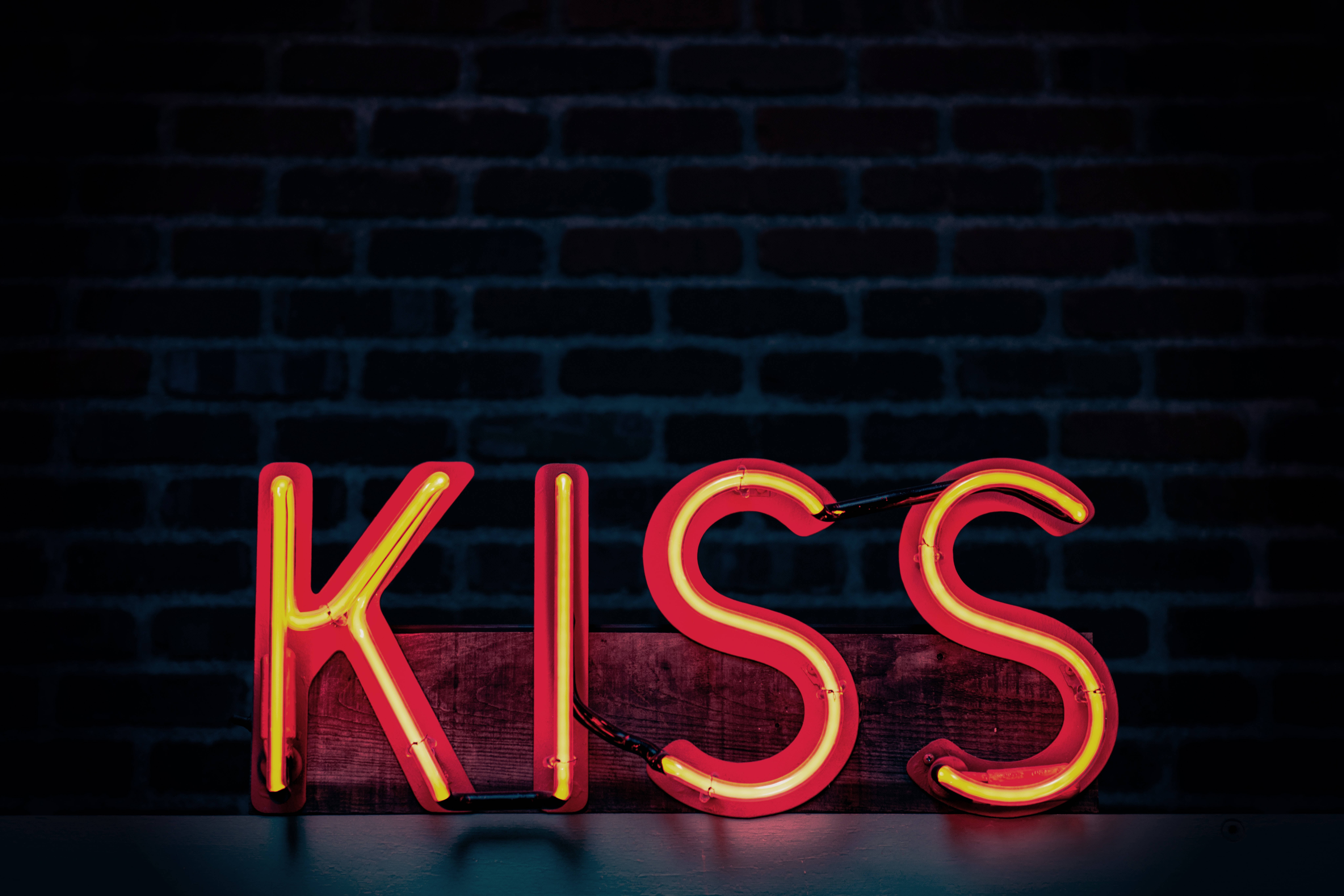 Letrero de neón con la palabra Kiss Fondos de pantalla