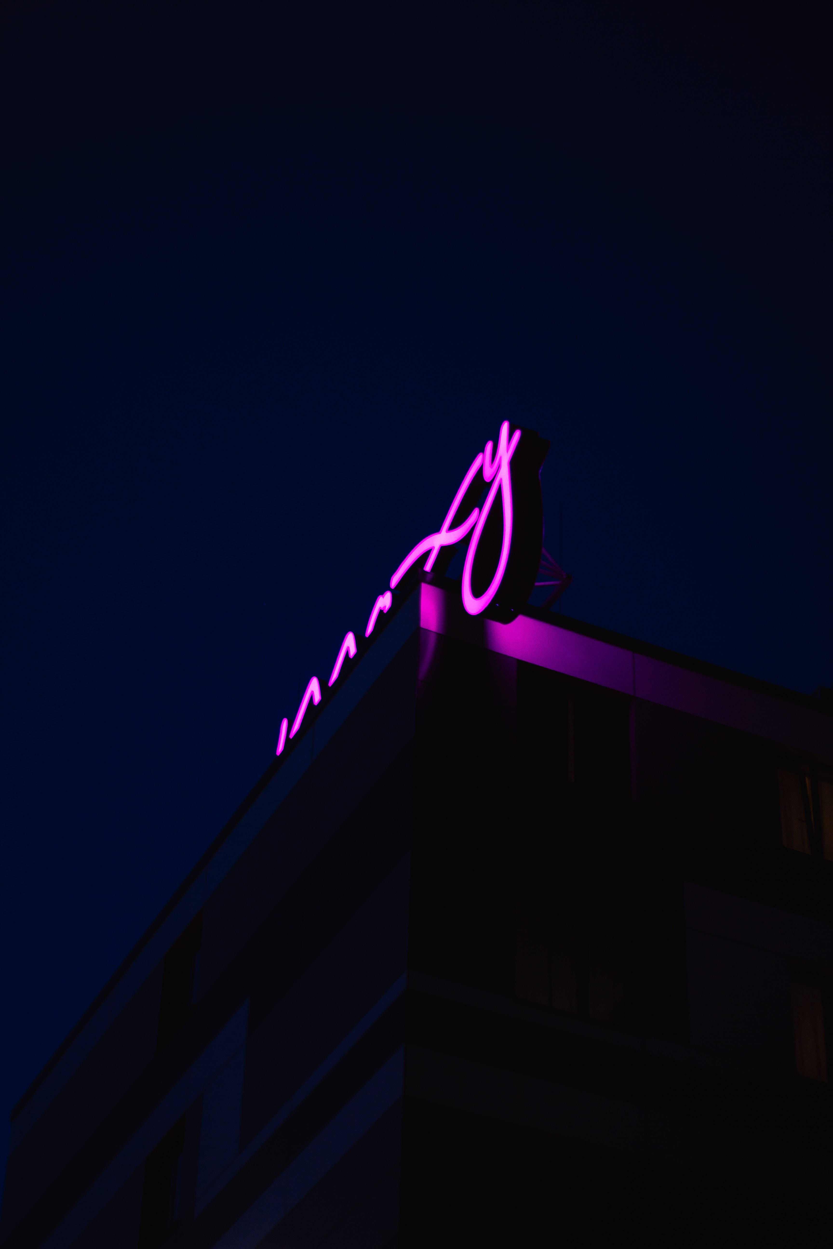 Letrero de neón púrpura en el techo Fondos de pantalla