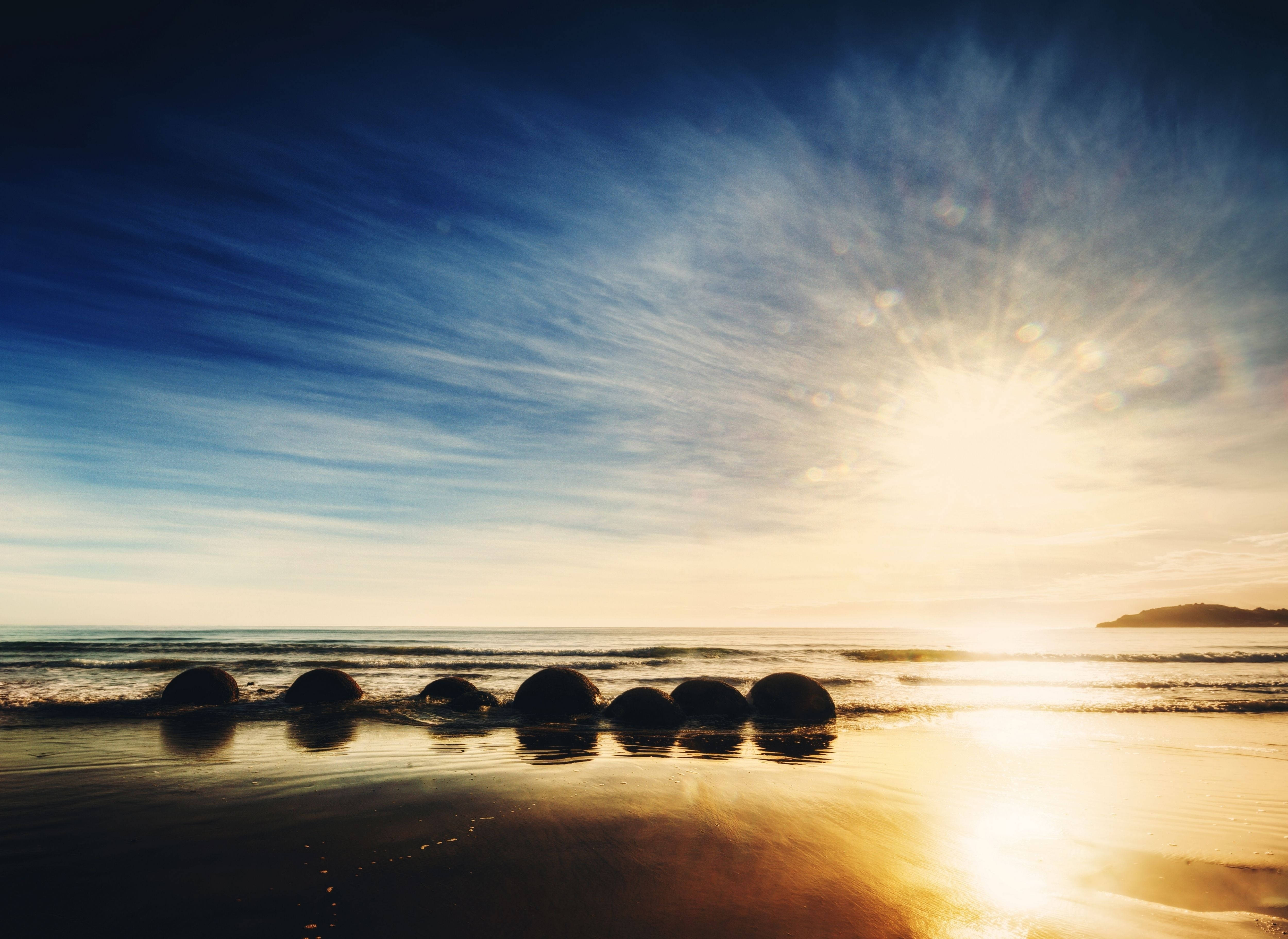 Levántate con el sol en la playa de Moeraki Boulders Fondos de pantalla