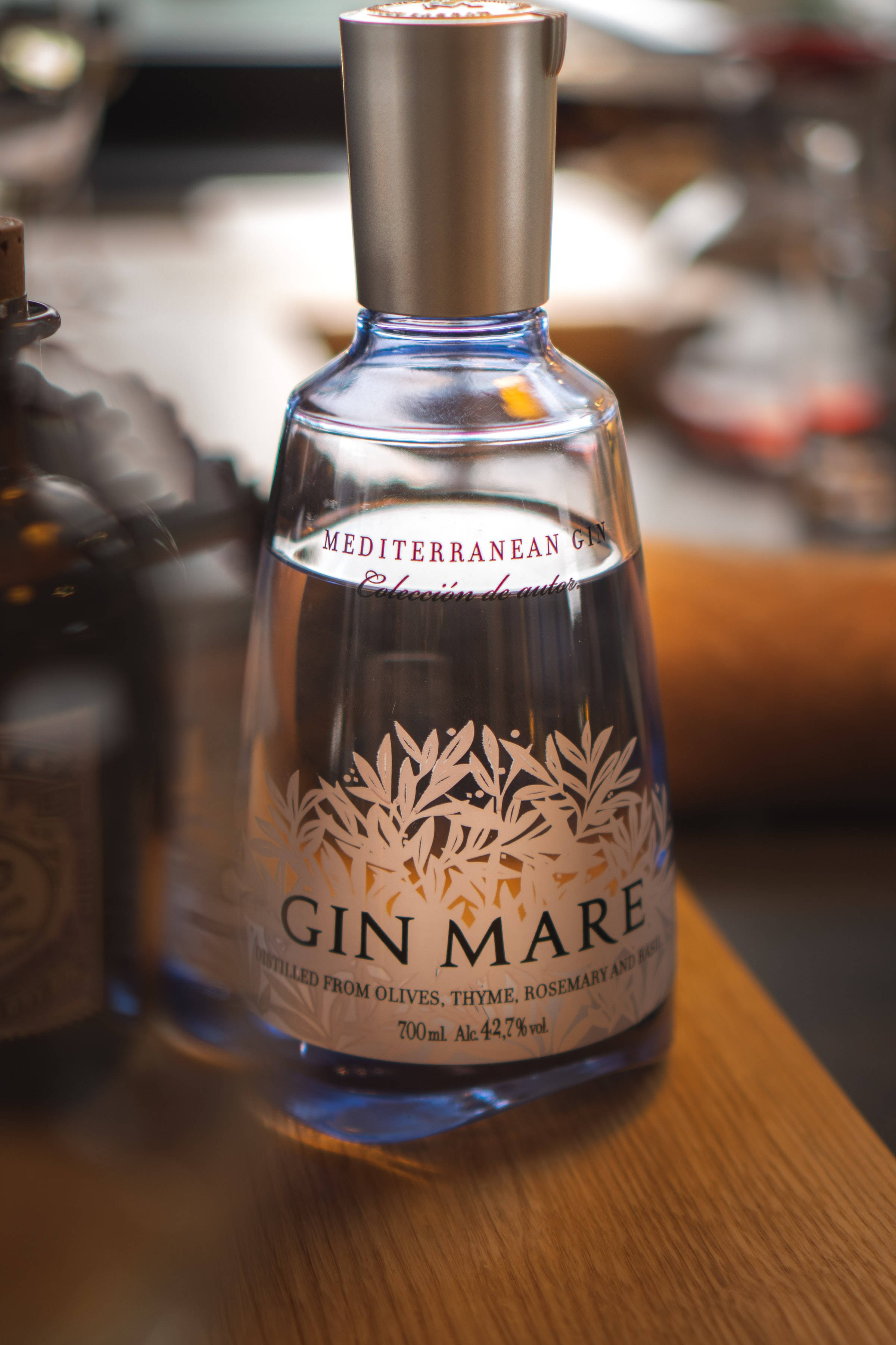 Leyenda: Elegancia en una botella - Un primer plano de Gin Mare. Fondos de pantalla
