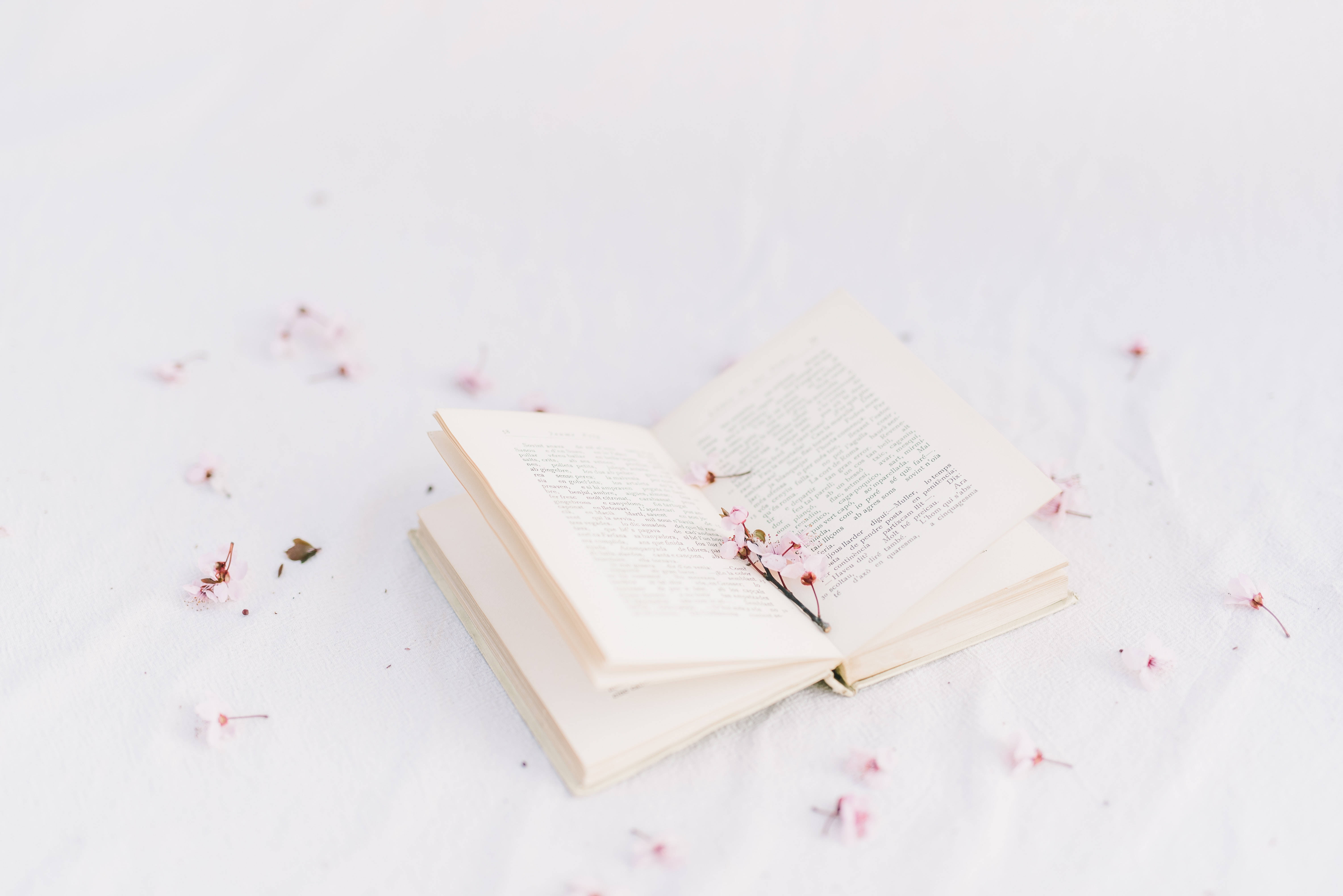 Libro con Flores de Estética Preppy Fondos de pantalla