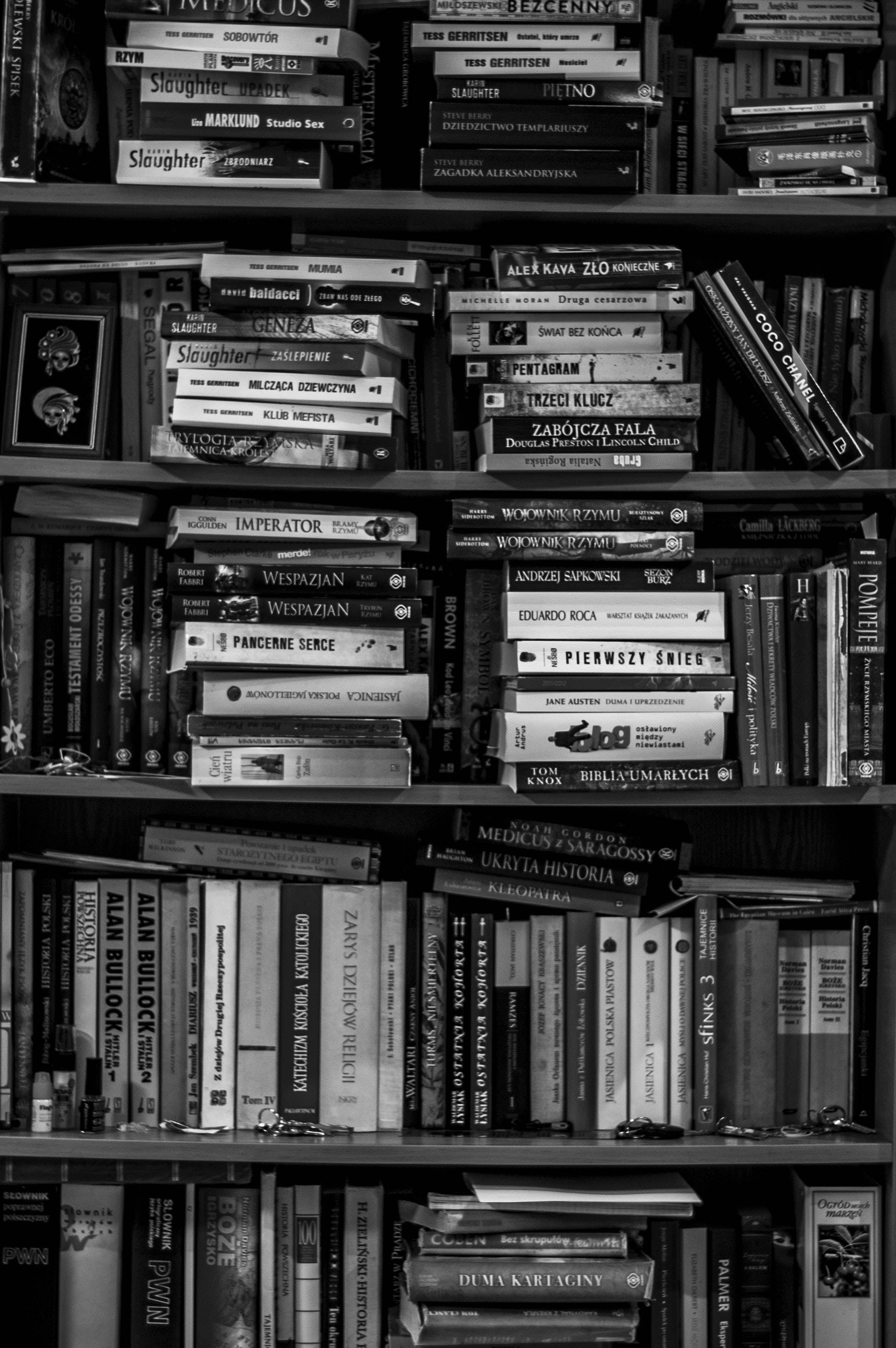 Libros de Fotografía en Blanco y Negro en un Estante Fondos de pantalla