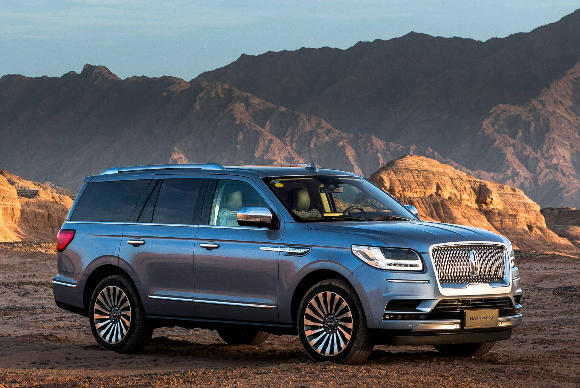 Lincoln Navigator 2018 en la Ladera de la Montaña Fondos de pantalla