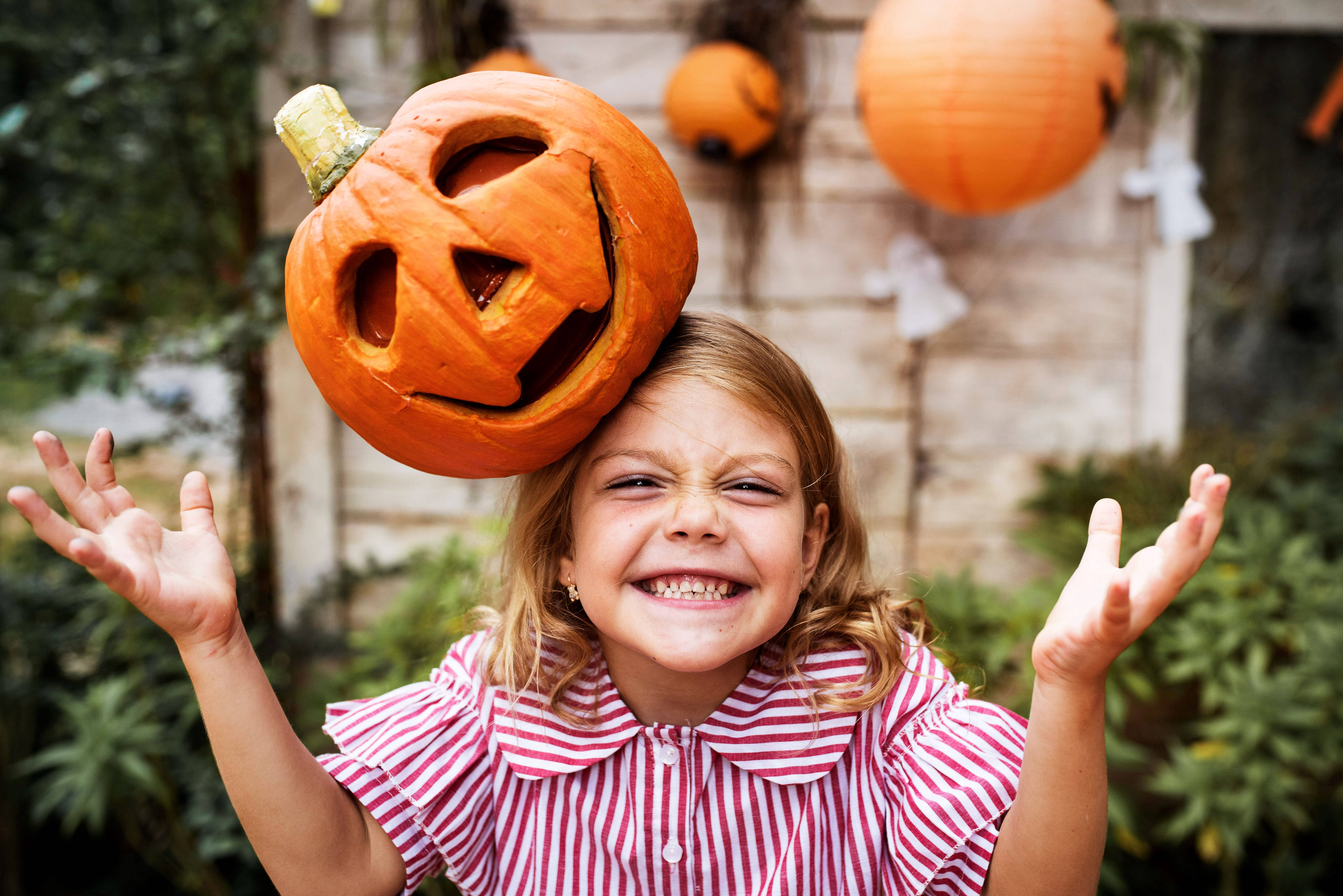 Linda Calabaza de Halloween Sobre la Cabeza de una Niña Fondos de pantalla