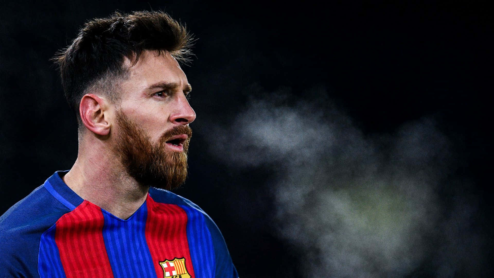 Lionel Messi está de pie frente al humo Fondos de pantalla