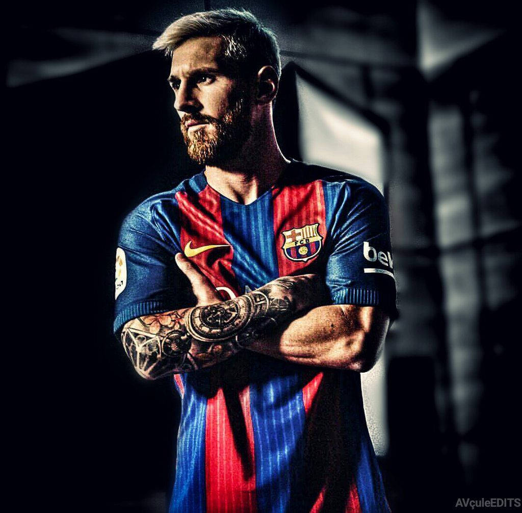 Fondo de pantalla de Lionel Messi con los brazos cruzados vistiendo la camiseta del FC Barcelona
