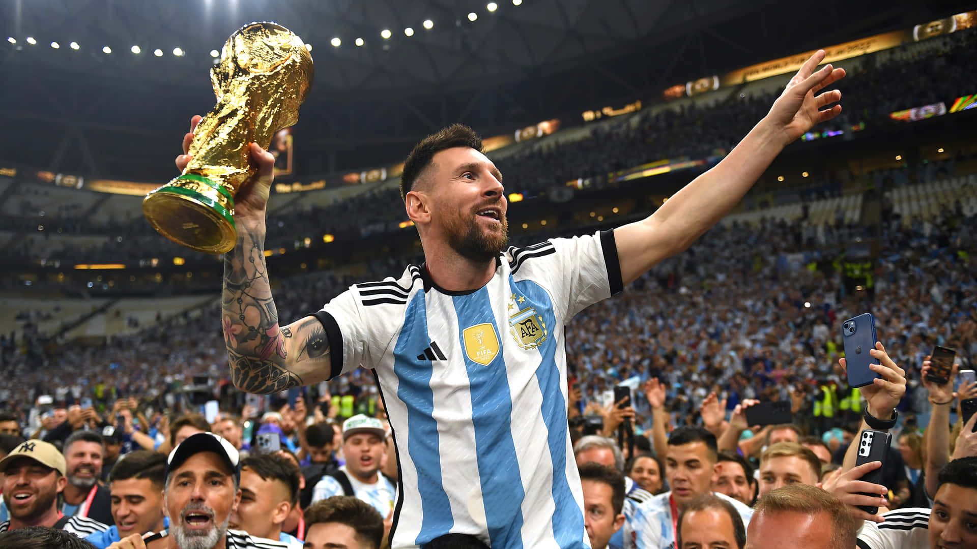 Lionel Messi regateando al defensor para anotar el gol. Fondos de pantalla