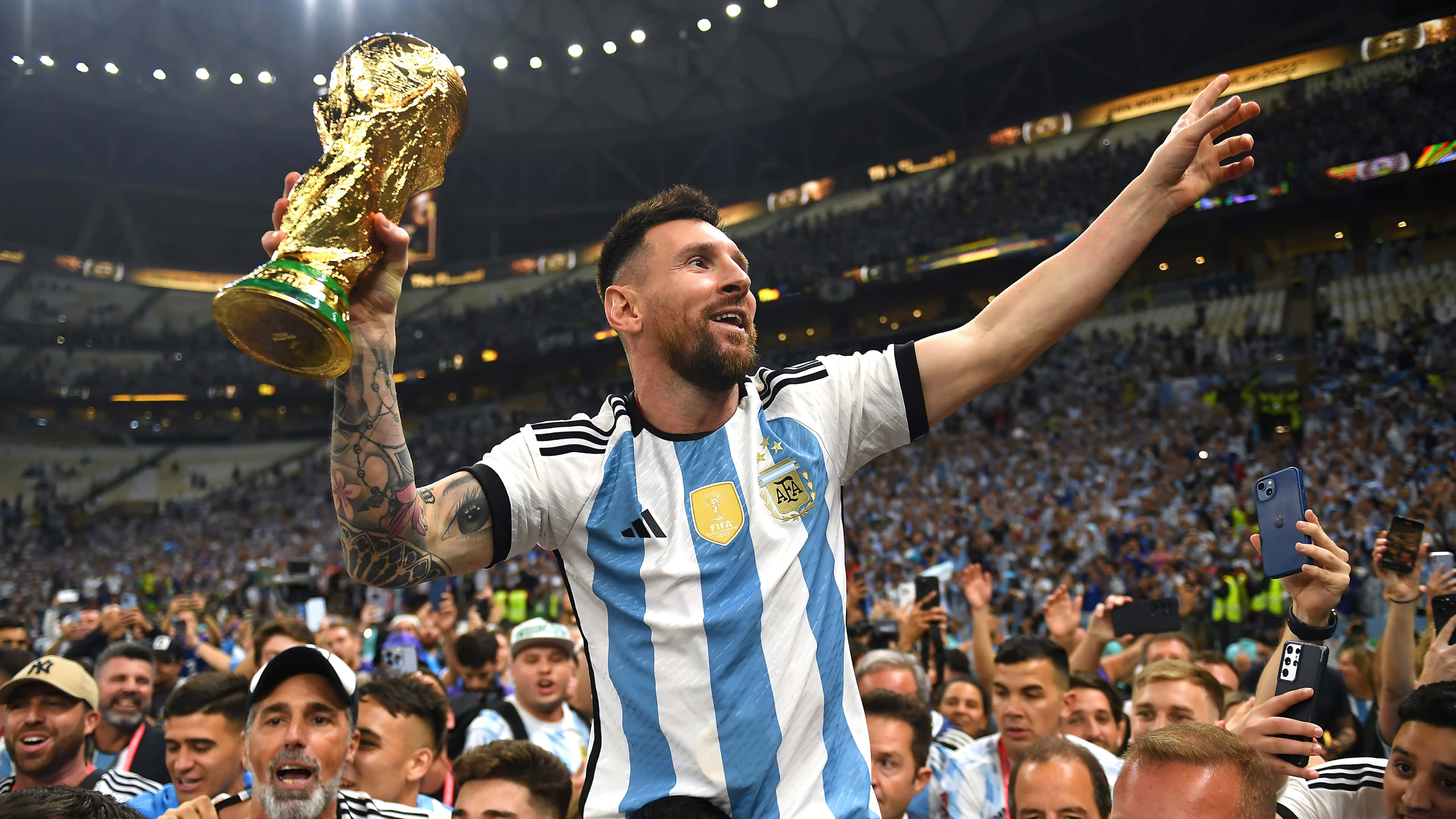 Lionel Messi regateando al defensor para anotar el gol. Fondos de pantalla