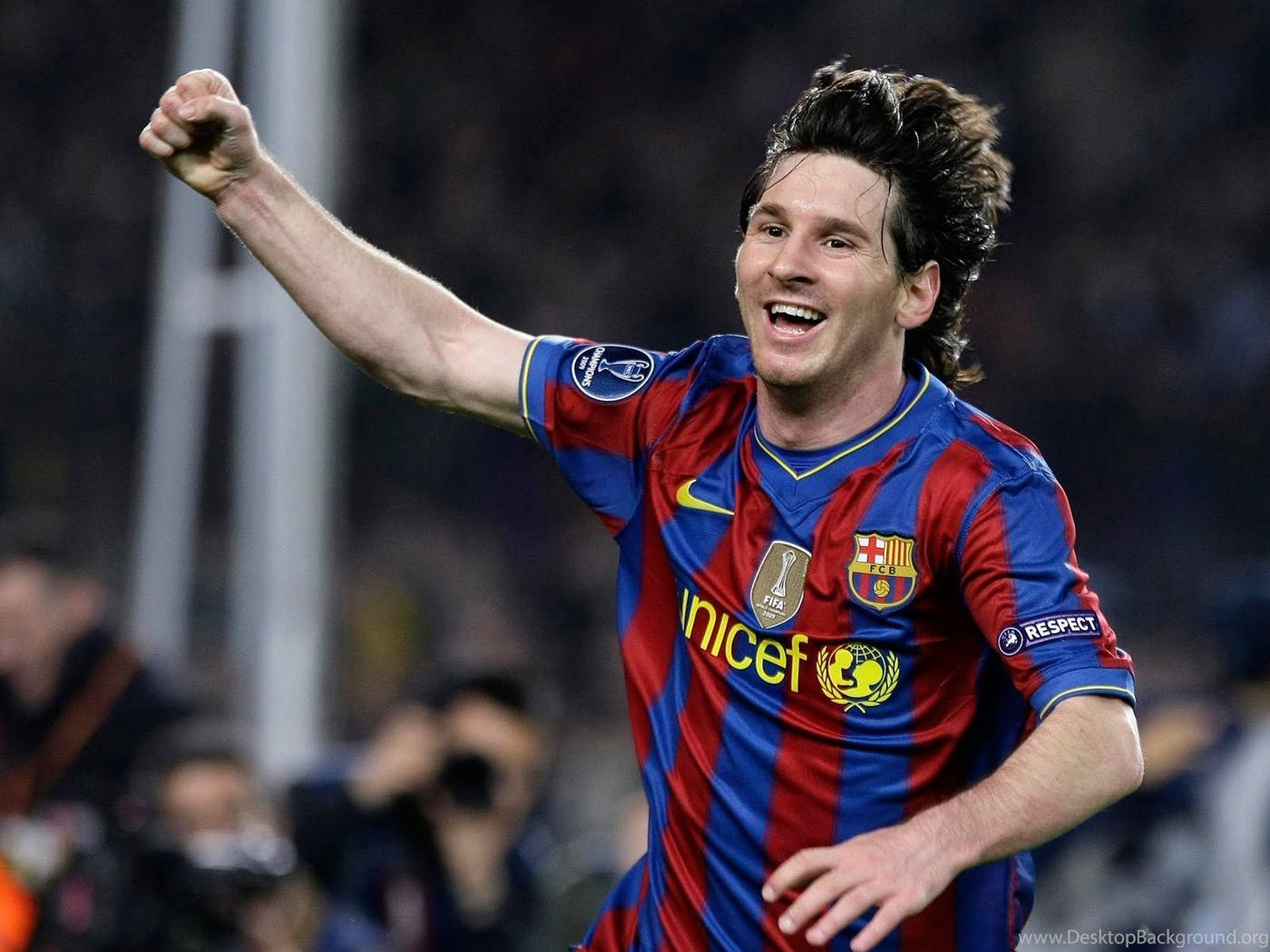 Fondo de pantalla de Lionel Messi sonriendo feliz con camiseta de fútbol de UNICEF