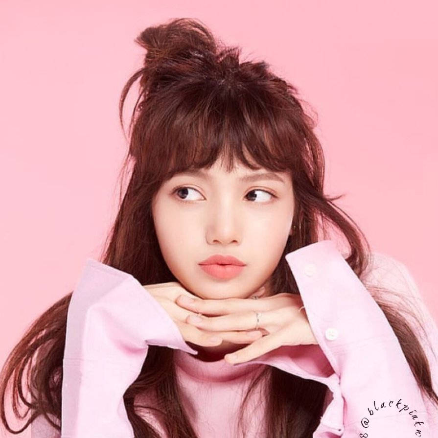 Fondo de pantalla de Blackpink de Lisa en top rosa sobre pared rosa pastel