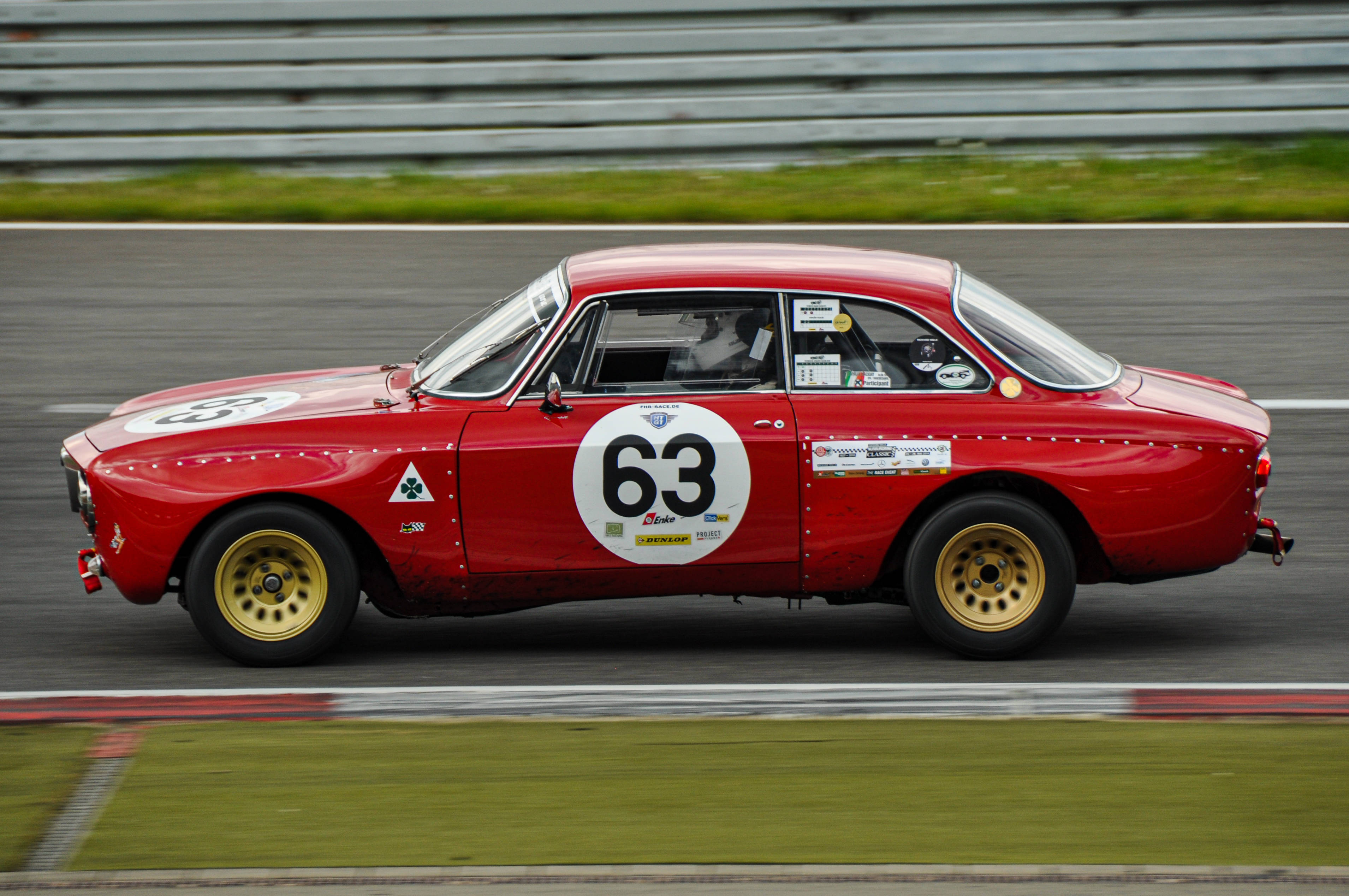 Listos, Firmes, ¡Fuera! El Alfa Romeo GTA Toma la Pista Fondos de pantalla