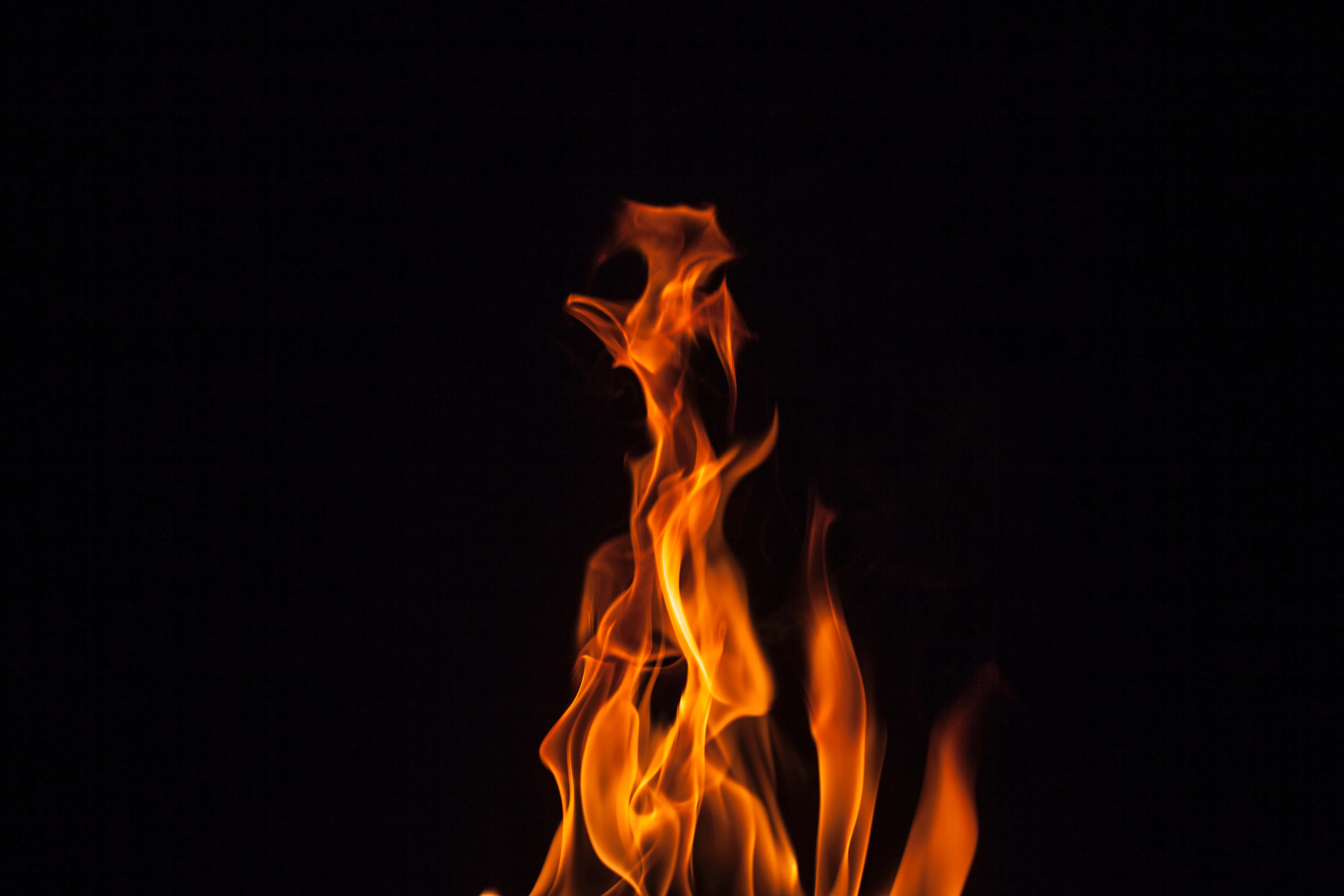 Llama de fuego sobre fondo negro Fondos de pantalla