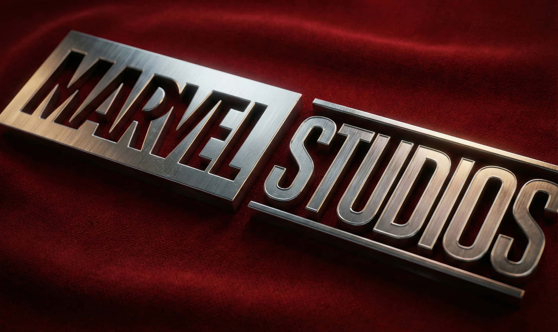 Marvel Studios, Marvel, MCU, Logotipo, Cine, Película, Avengers, Metal Cepillado, Acero, Terciopelo Rojo, Textura, Elegante, Minimalista, 4K, HD, Fondo de Pantalla para Escritorio, Superhéroe, Entretenimiento, Fondo de Escritorio Minimalista Elegante de Marvel Studios, Logotipo Metálico de Marvel Studios sobre Terciopelo Rojo 4K