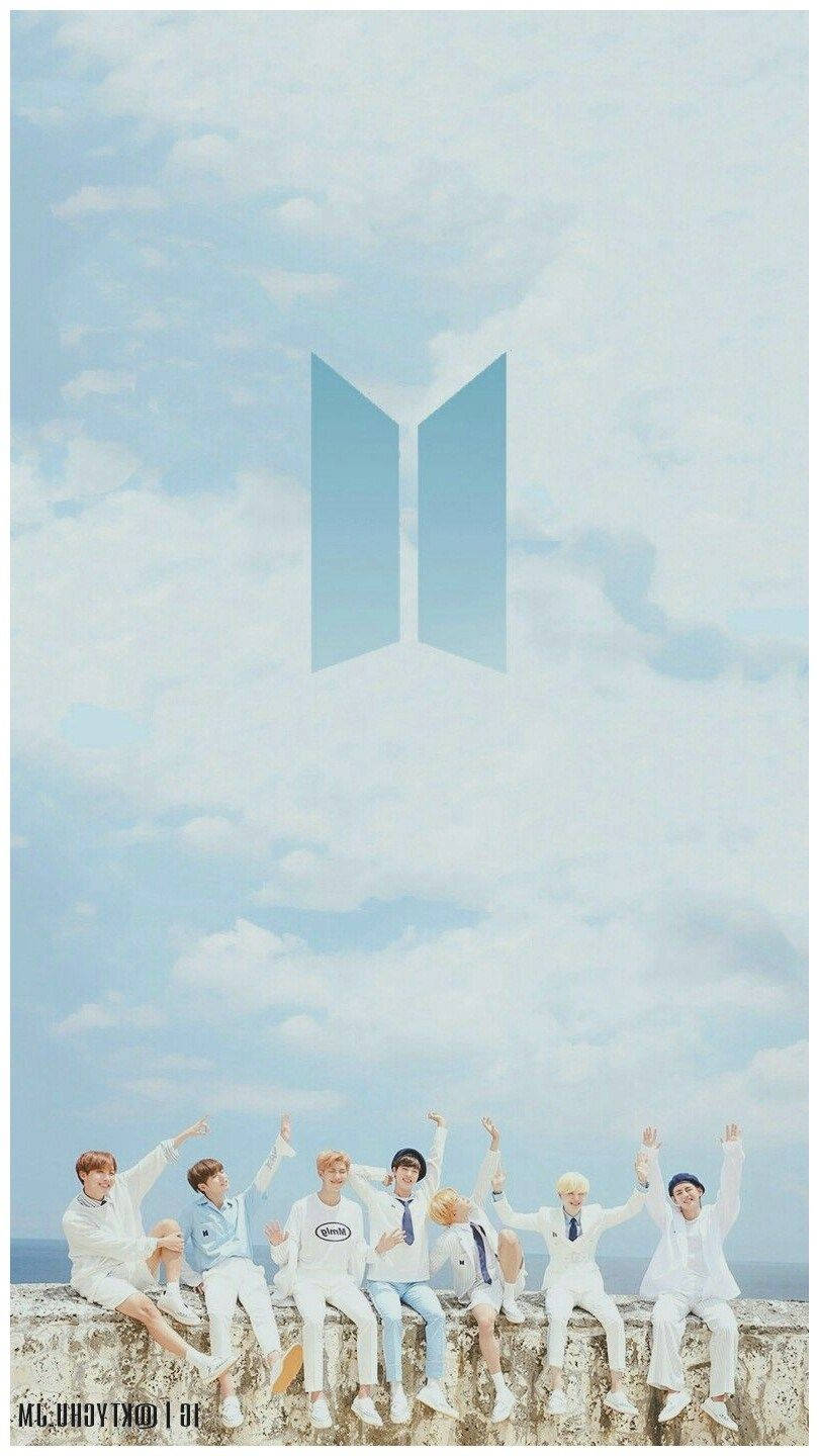 Logotipo estético de BTS bajo cielos azules Fondos de pantalla