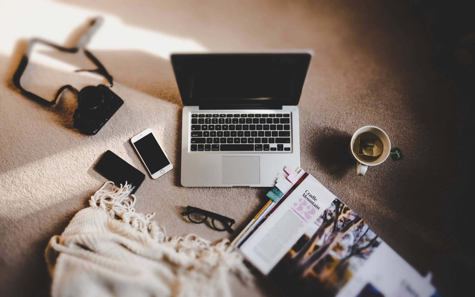 Logra el dominio estético con esta elegante laptop Fondos de pantalla