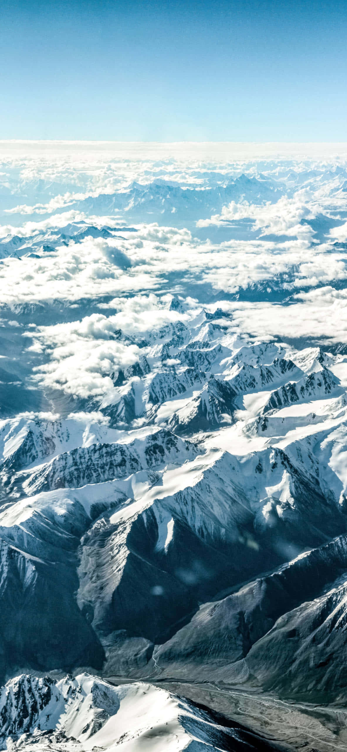 Los picos del Himalaya nevados, extendiéndose hacia el cielo. Fondos de pantalla