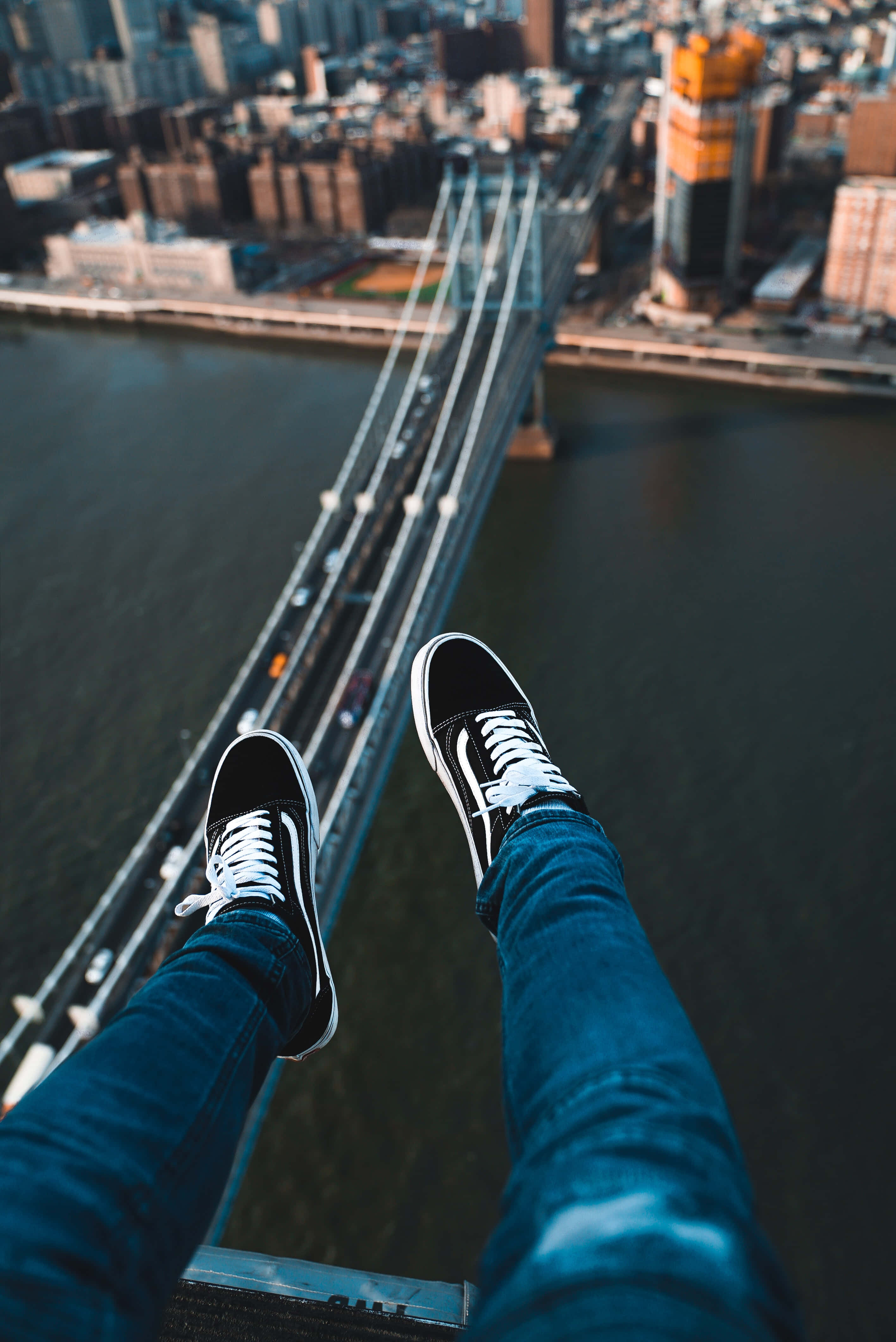 Los pies de una persona sobre un puente Fondos de pantalla