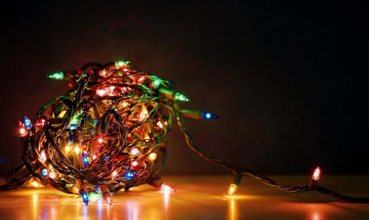 Luces navideñas mágicas adornando un árbol de invierno Fondos de pantalla