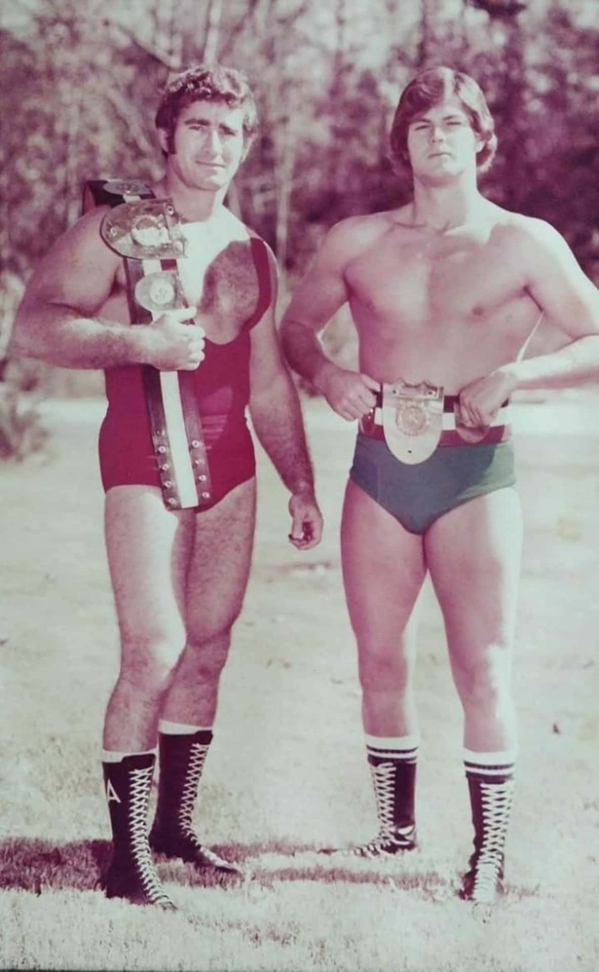 Luchadores Bob Armstrong y Robert Fuller: foto vintage de cuerpo entero Fondos de pantalla