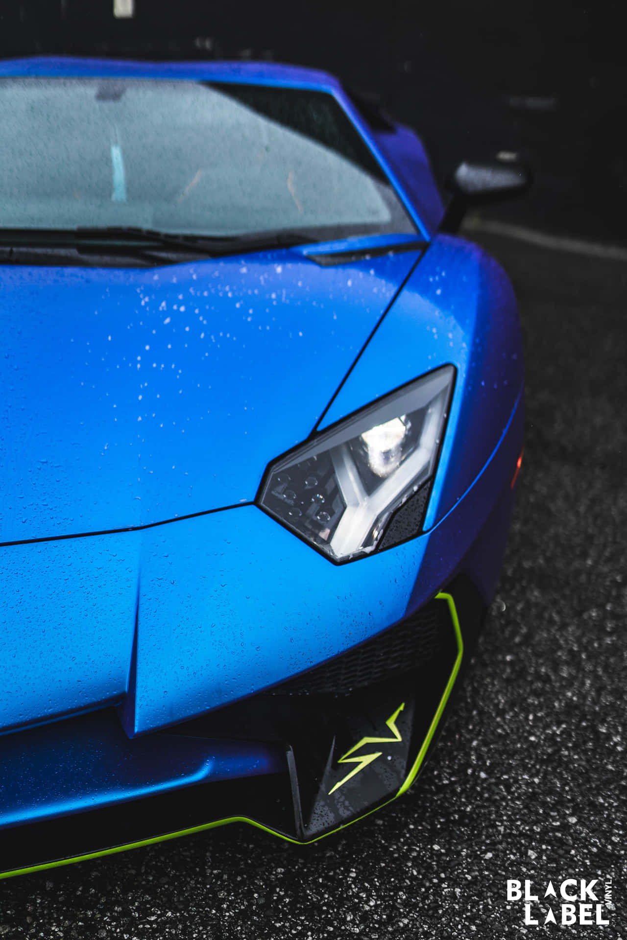 Luciendo elegante en un Lamborghini azul. Fondos de pantalla