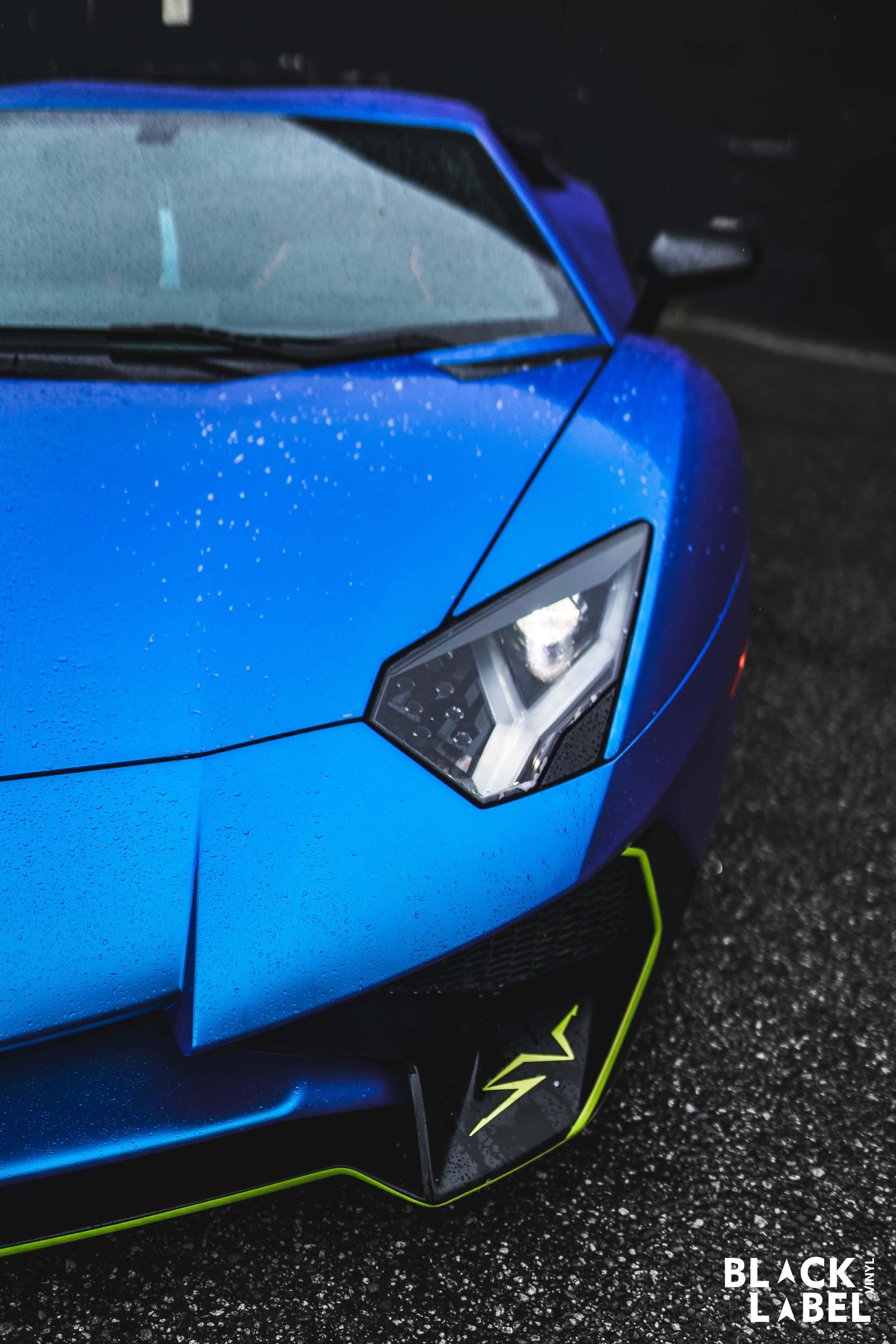 Luciendo elegante en un Lamborghini azul. Fondos de pantalla