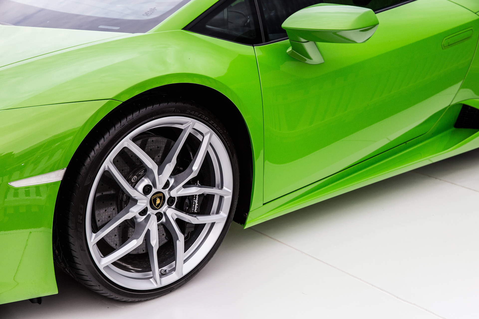 Fondo de pantalla de primer plano de rueda de Lamborghini verde.