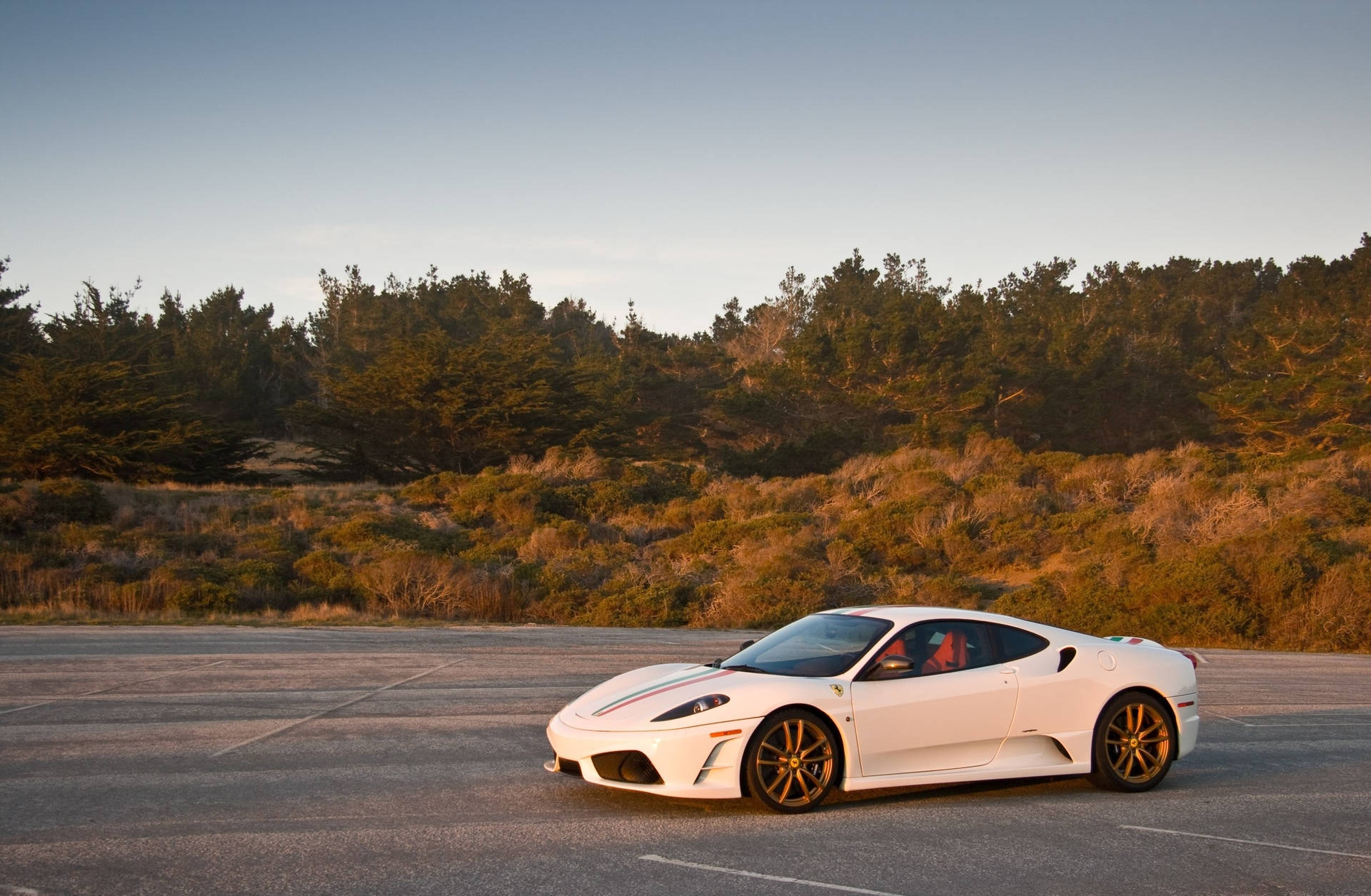 Fondo de pantalla de un Ferrari F430 Scuderia blanco estacionado en la carretera.