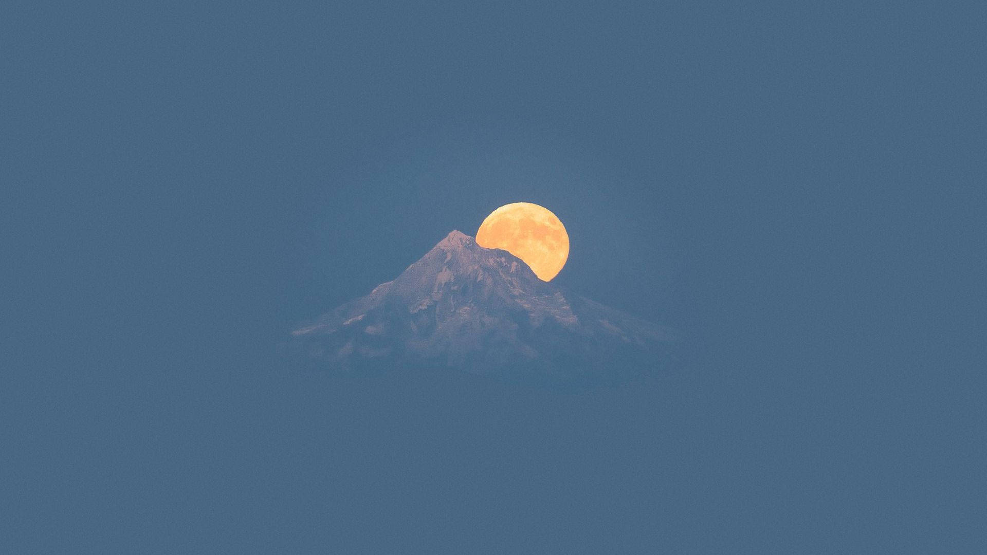 Luna estética detrás de la Montaña de Hielo Fondos de pantalla