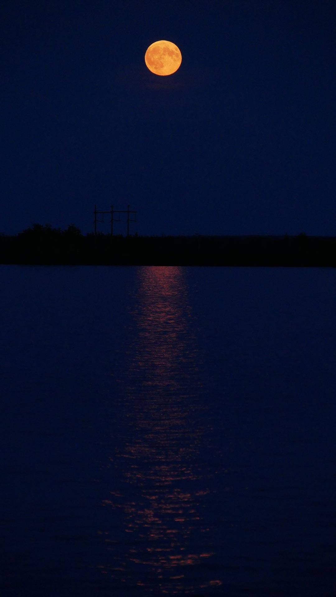 Luna llena brillante en modo oscuro del mar Fondos de pantalla